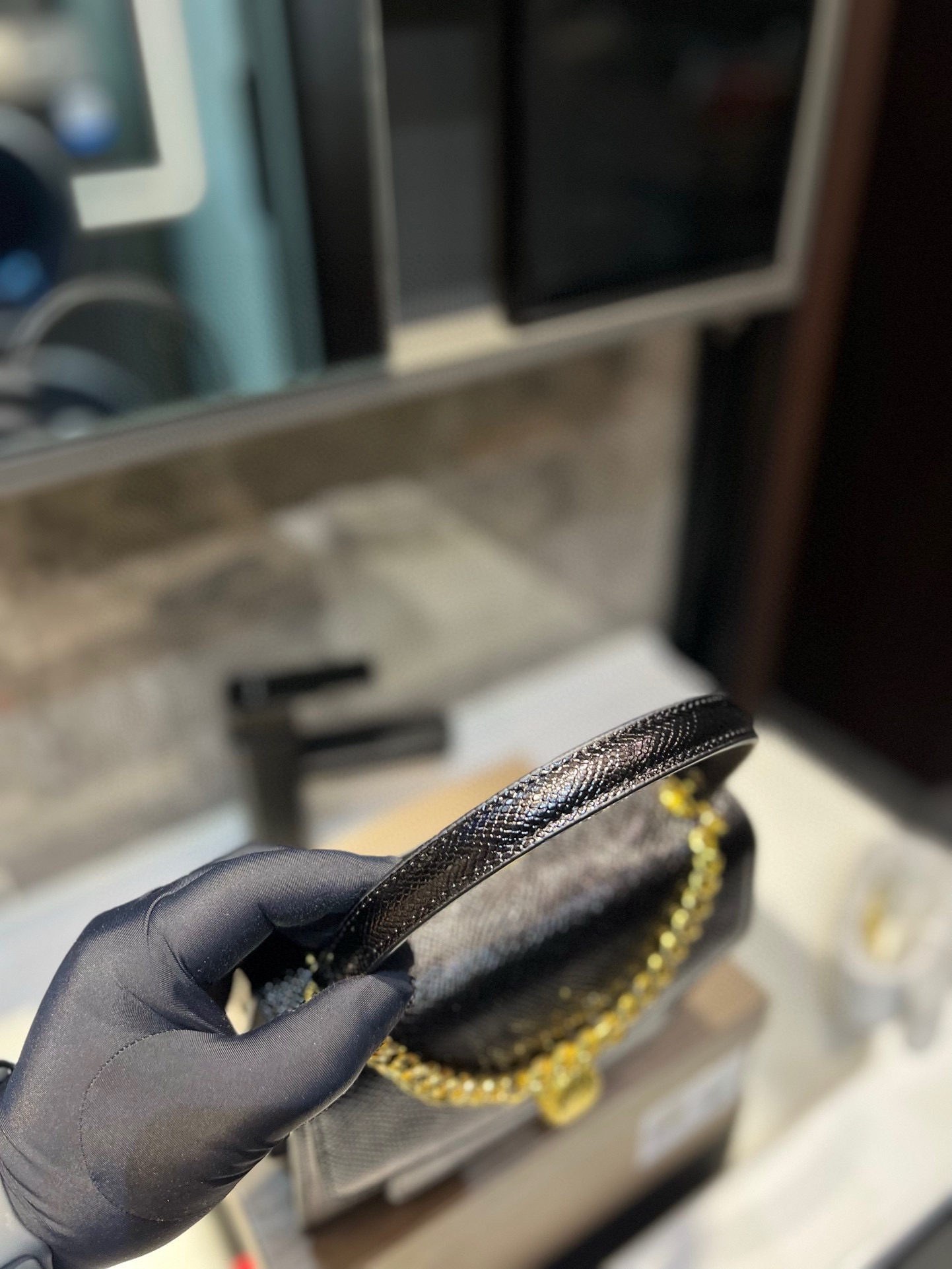 ❤️P155（礼盒包装）❤️ 宝格丽劲爆款！众多明星同款，包包小巧圆润饱满，标志性的蛇头扣点缀玛瑙石，柔软小羊皮包身拿在手里超级有质感，真是气质无敌了，分享给你们，不能我一个人种草！t尺寸：21 18