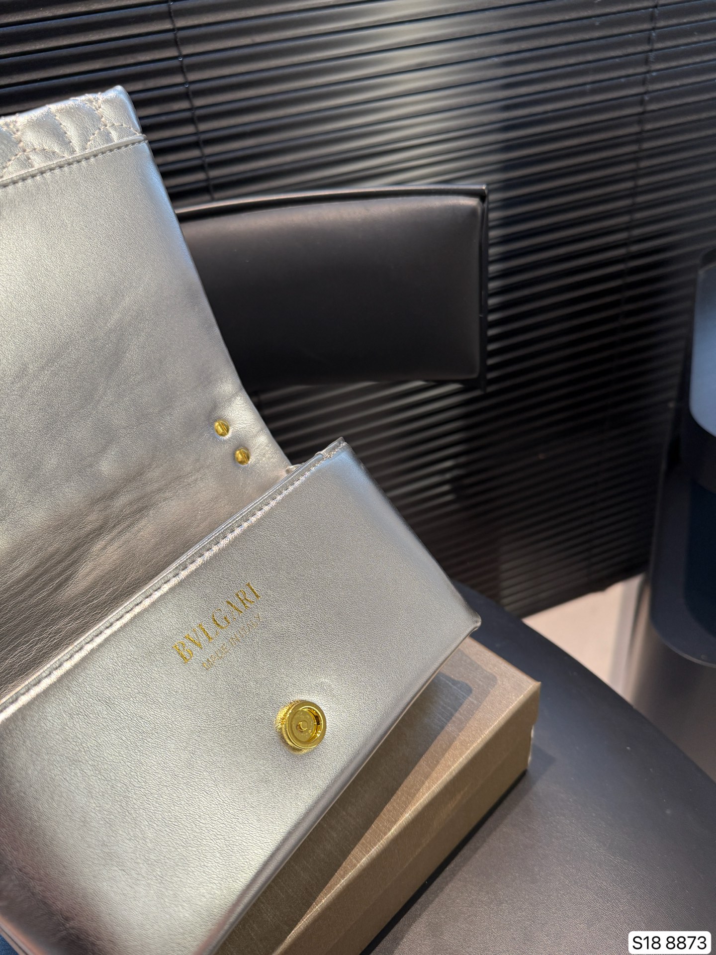 P140 配盒子 只有宝格丽可以把珠宝的精致工艺完美地展现在包包上，体现了罗马艺术灵感与珠宝工艺完美结合。包上满是罗马卡拉卡拉的马赛克图案，也就是我们通常所说的扇子。宝格丽高识别度包包，适合平时和特别场合背，又不会轻易撞包。 尺寸21 14 货号8873