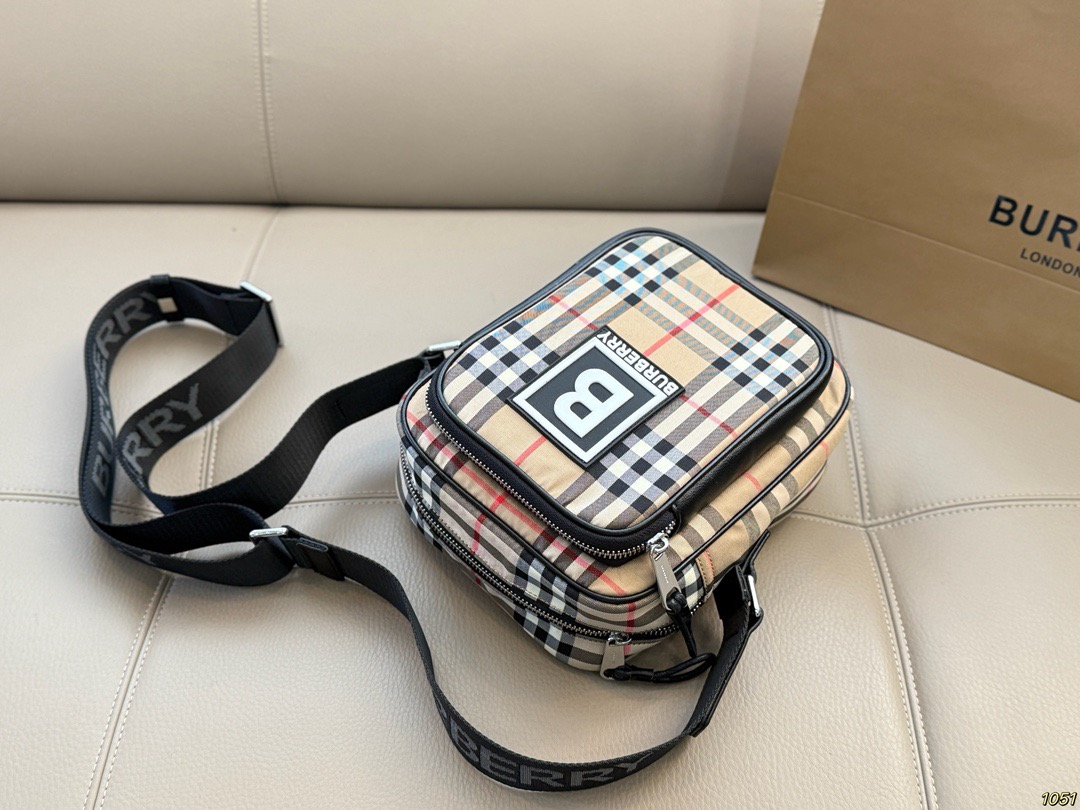 &yen;130 Burberry 巴宝莉相机包 男女都可以背的款式 自己背腻了还可以给男朋友 超喜欢随性帅气的包包 尺寸17 22