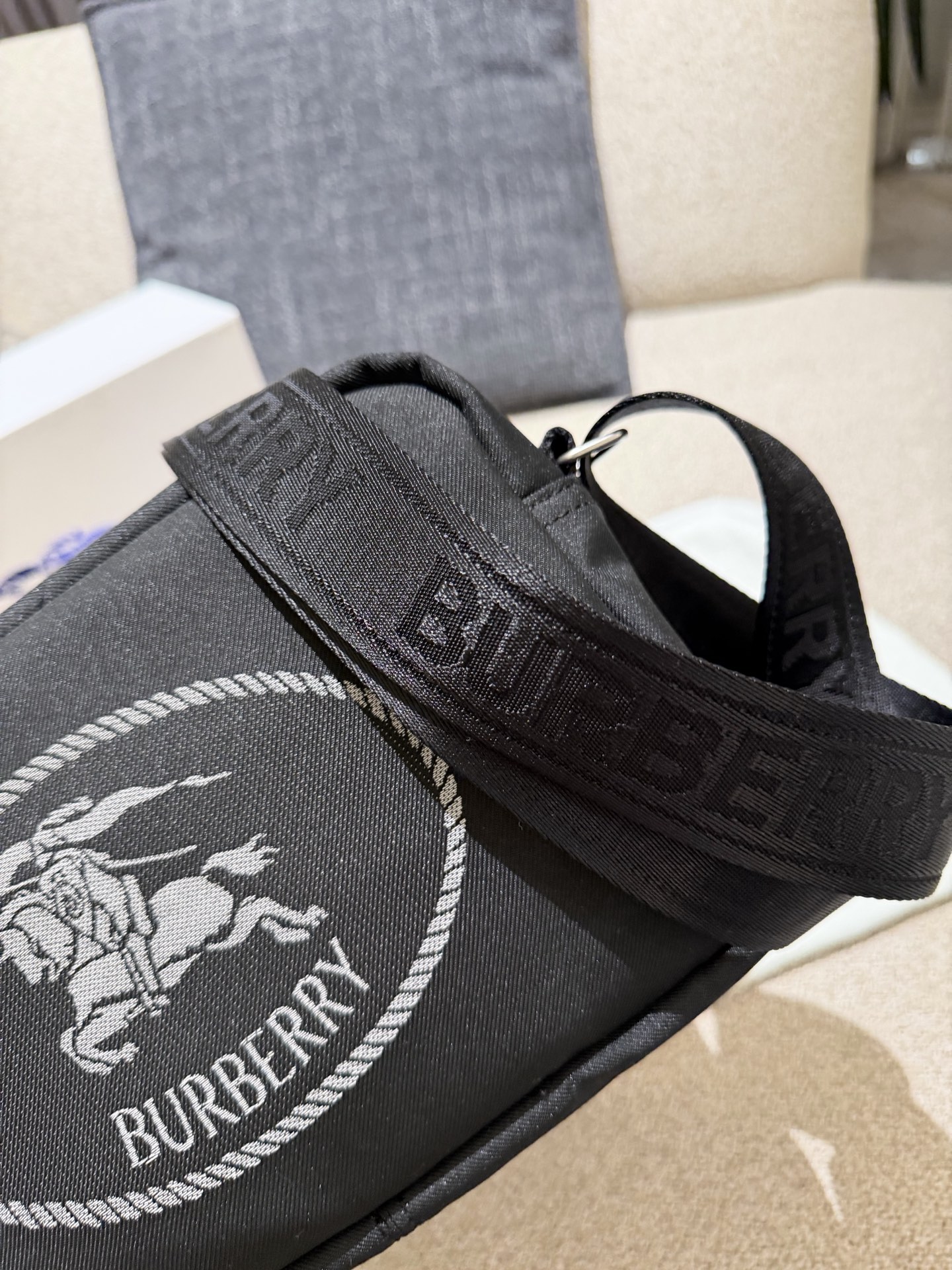 p160 巴宝莉男包秋冬季轻便穿搭 巴宝莉 斜背包,装饰与内衬配色呼应的精纺崁纱骑士印章,以反光纱线打造,源自 1980 年代品牌包款的典藏图案。肩背带点缀同色系 Bur字母徽标,可调节缔造肩背或斜挎造型。 尺寸:26.5 x 9 x 18cm配盒子