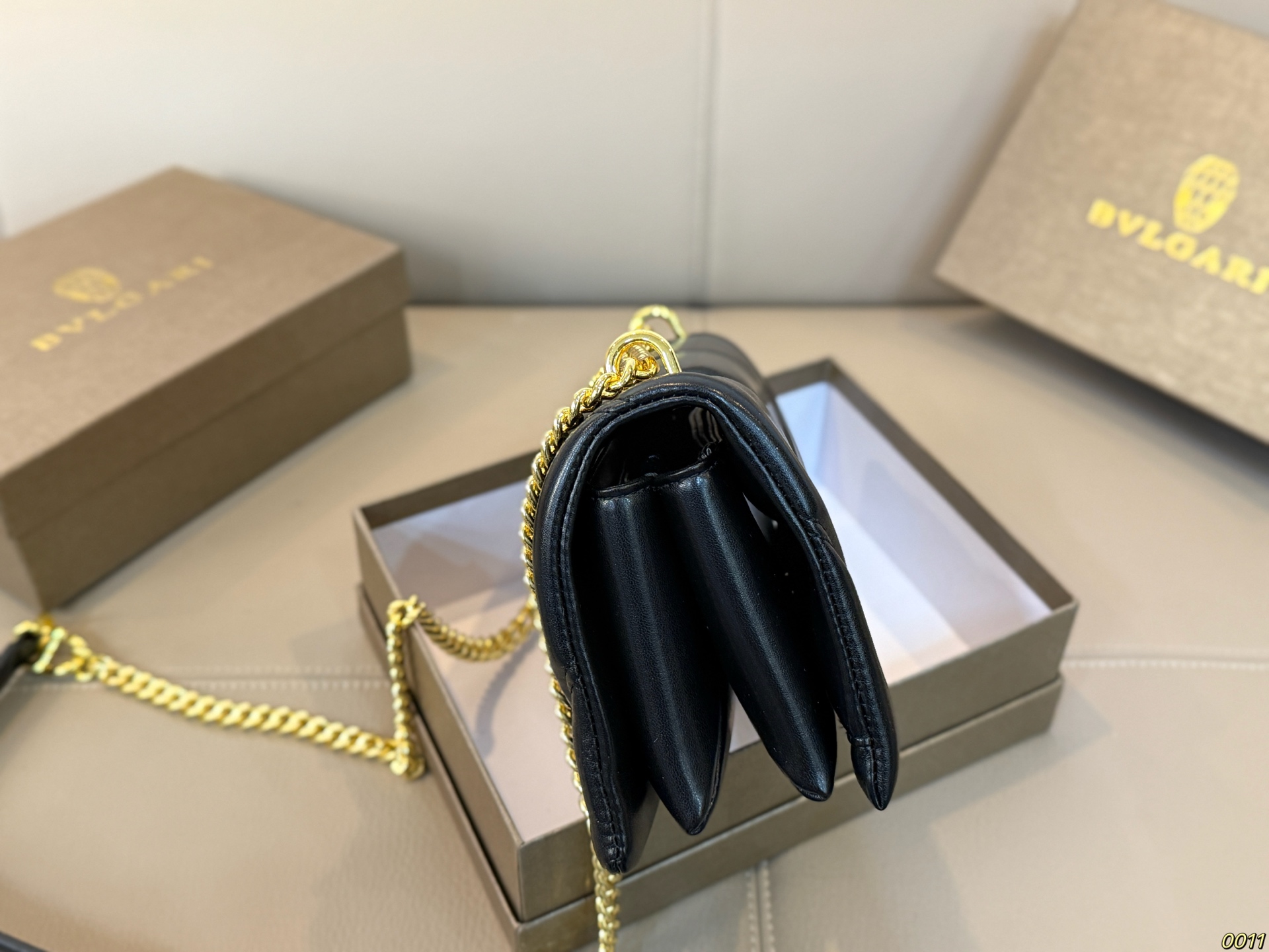 &yen;140配盒 宝格丽 Bvlgari蛇头包 ⚠️顶级原单 不愧是开挂般的存在 包身轻便 百搭 给予满满的高级感 尺寸21 13