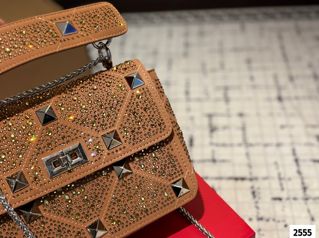 P210 （礼盒包装） valentino vsling 满钻托特包 华伦天奴一款手提包，连接肩带的话，可以作为单肩包或斜挎包使用包包正面的V标华伦天奴特有的标志 高级感 时髦 good#华伦天奴尺寸：24.18