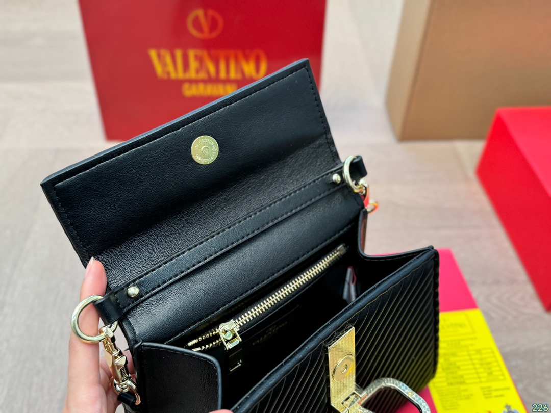 ¥170折叠盒 华伦天奴Valentino手提包 简约的包身廓形解锁时尚魅力 可盐可甜 让你成为整条街最靓的女孩 很百搭哦 yyds 尺寸:21 16