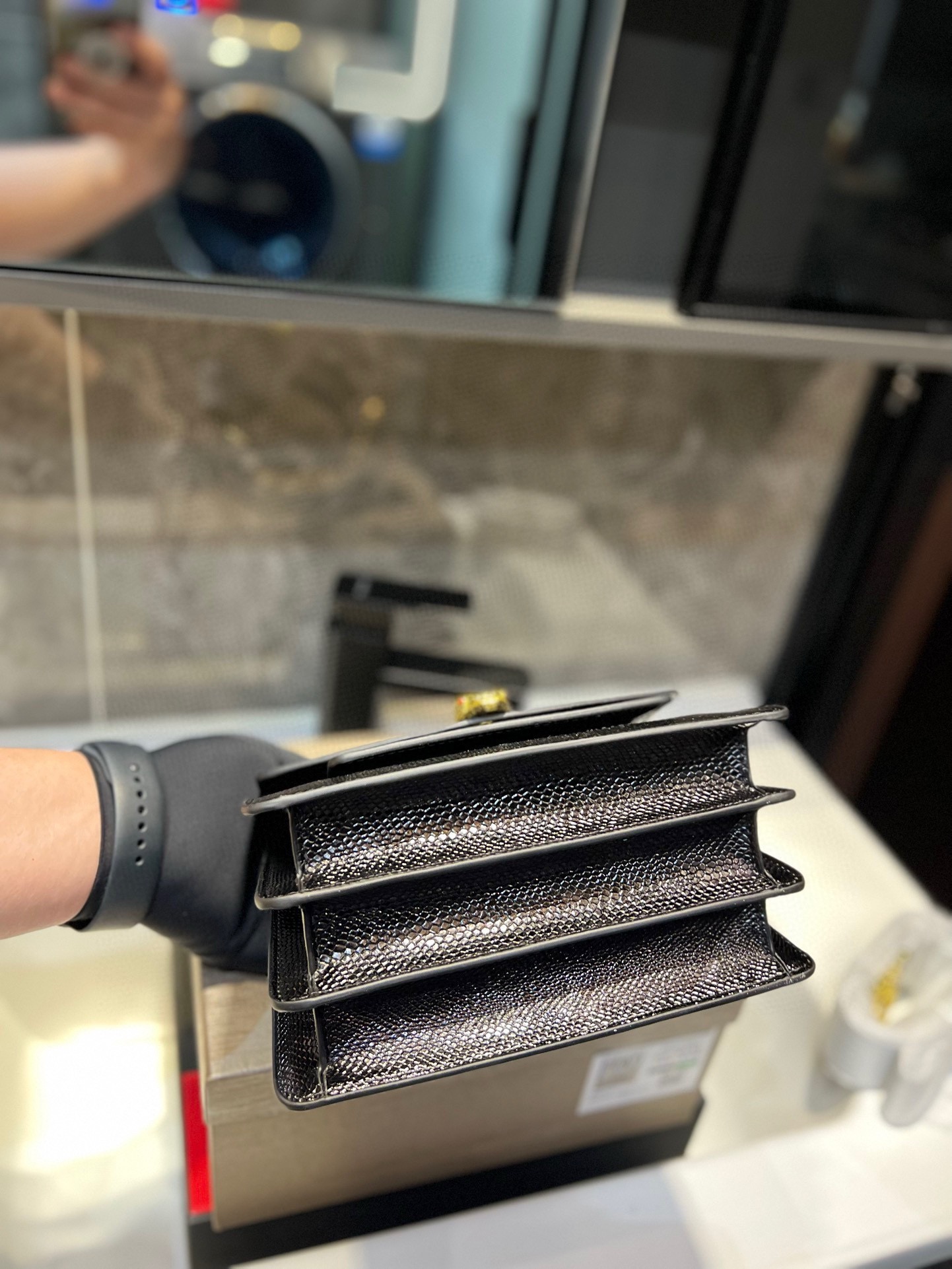 ❤️P155（礼盒包装）❤️ 宝格丽劲爆款！众多明星同款，包包小巧圆润饱满，标志性的蛇头扣点缀玛瑙石，柔软小羊皮包身拿在手里超级有质感，真是气质无敌了，分享给你们，不能我一个人种草！t尺寸：21 18