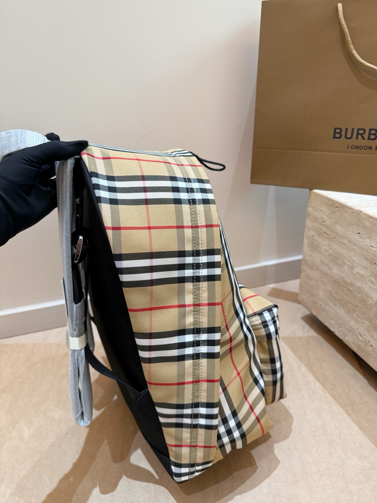 P150 每一季Bur*总要做一件爆款来提升知名度，顺便带动整个品牌的销量。今年春季，这个爆款非&ldquo;The Rucksack军旅背包&rdquo;莫属。巴宝莉双肩包🎒这款背包以标志性Burberry Trench风衣的独创面料作为灵感来源，采用与棉质嘎巴甸同为密织结构的柔韧尼龙材质制成。尺寸：28*37