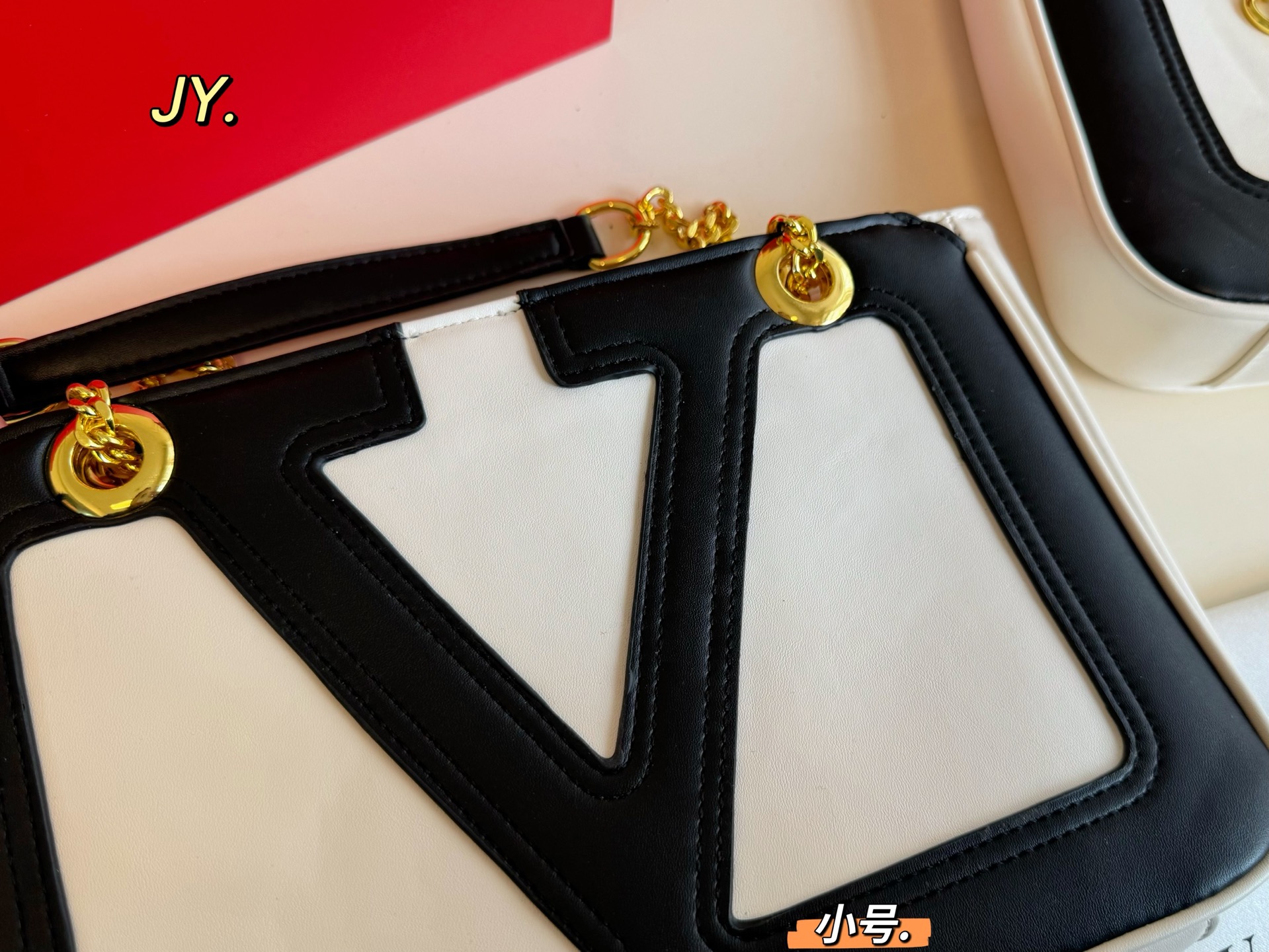 P135大号 P125小号(折叠盒) size:37×26大号 27×18小号 Valentino华伦天奴25 viva supestar 链条腋下包 醒目大logo,辨识度超高 吸睛有质感 高级感溢出来啦 这颜值上身很百搭的呦‼️