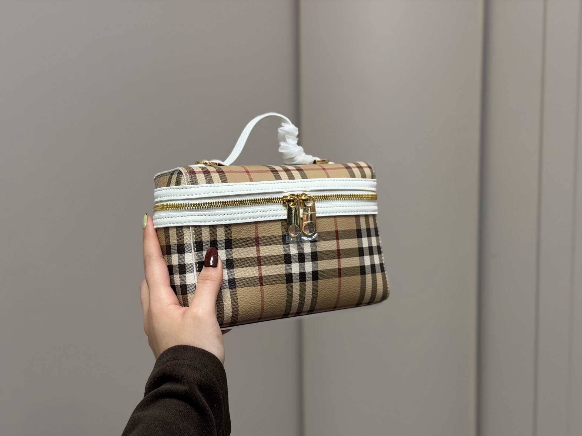 ¥170 配盒 size:20(底宽)*14cm(高) 巴宝莉LP小盒子包 性价比超高的一只格纹小盒子 真的好可爱呀 可甜可盐太可爱啦! 可以手拿可以肩背长度刚刚好