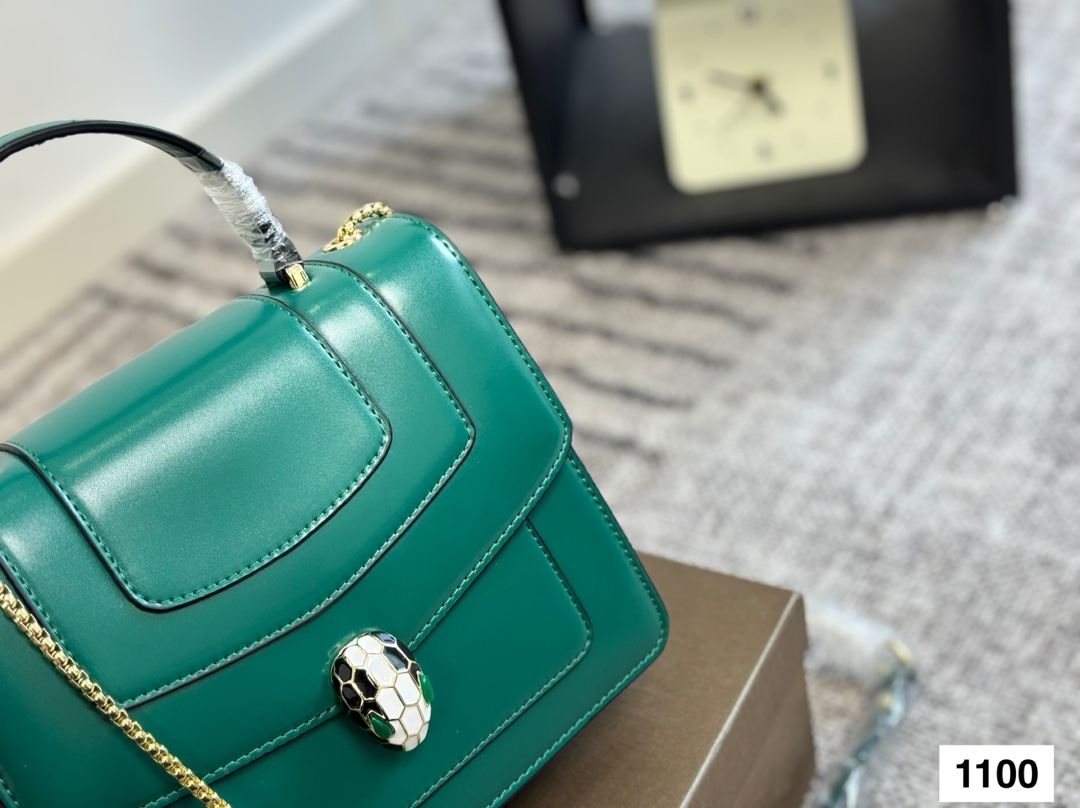 P135 礼盒🎁 宝格丽Bvlgari 神仙合作款 Ss24限定系列 撞色新款 原版珐琅蛇头 A爆啦 原单品 Woc风琴包 内里原版隔断 [得意]可单肩可斜挎 万年不过时 专柜对版 彰显高级品味 如果女人衣柜里面没有一款宝格丽就称不上一个完美的女人❤️进口原版珐琅蛇头扣 五金扣好质感巨百搭，质量好到爆棚 版型油边超级牛[得意][得意]细节决定品质[玫瑰]尺寸：23 18cm