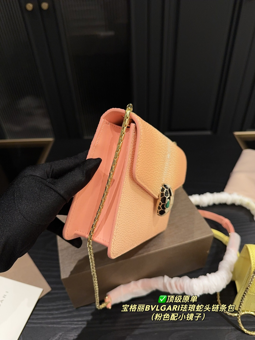 ✅顶级原单P205配折叠盒⚠️尺寸22.14 宝格丽BVLGARI珐琅蛇头链条包 🧜🏻&zwj;♀️珍珠鱼皮也是 BVLGARI 包包的标志性皮质，皮质表面像一颗颗细密的珍珠⭐️，还带有点珠光闪烁💡的视觉效果，细节部分也是做的精致，色泽鲜亮。🙌🏻 这个颜色一年四季都可以背！因为是稀有珍珠鱼皮，所以特别闪！🌟