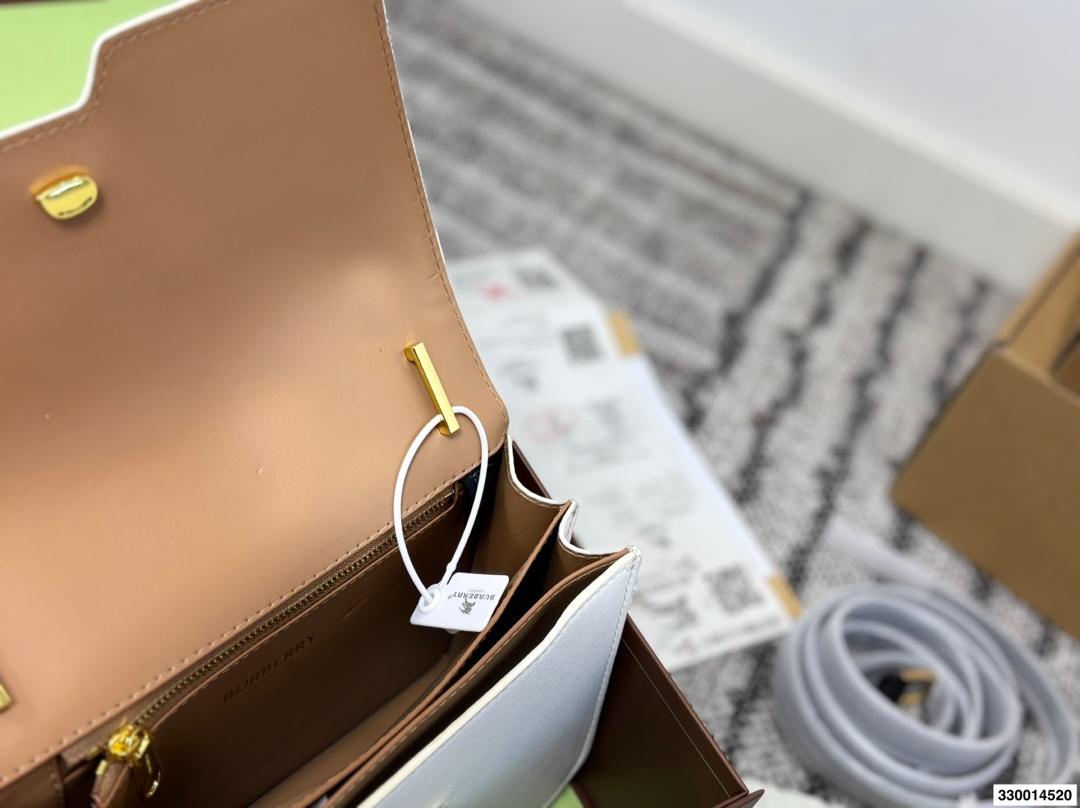 p170 配礼盒 Burberry巴宝莉TB金扣豆腐包 白色超美太适合春夏了 尺寸22.15