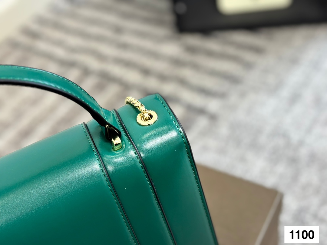 P135 礼盒🎁 宝格丽Bvlgari 神仙合作款 Ss24限定系列 撞色新款 原版珐琅蛇头 A爆啦 原单品 Woc风琴包 内里原版隔断 [得意]可单肩可斜挎 万年不过时 专柜对版 彰显高级品味 如果女人衣柜里面没有一款宝格丽就称不上一个完美的女人❤️进口原版珐琅蛇头扣 五金扣好质感巨百搭，质量好到爆棚 版型油边超级牛[得意][得意]细节决定品质[玫瑰]尺寸：23 18cm