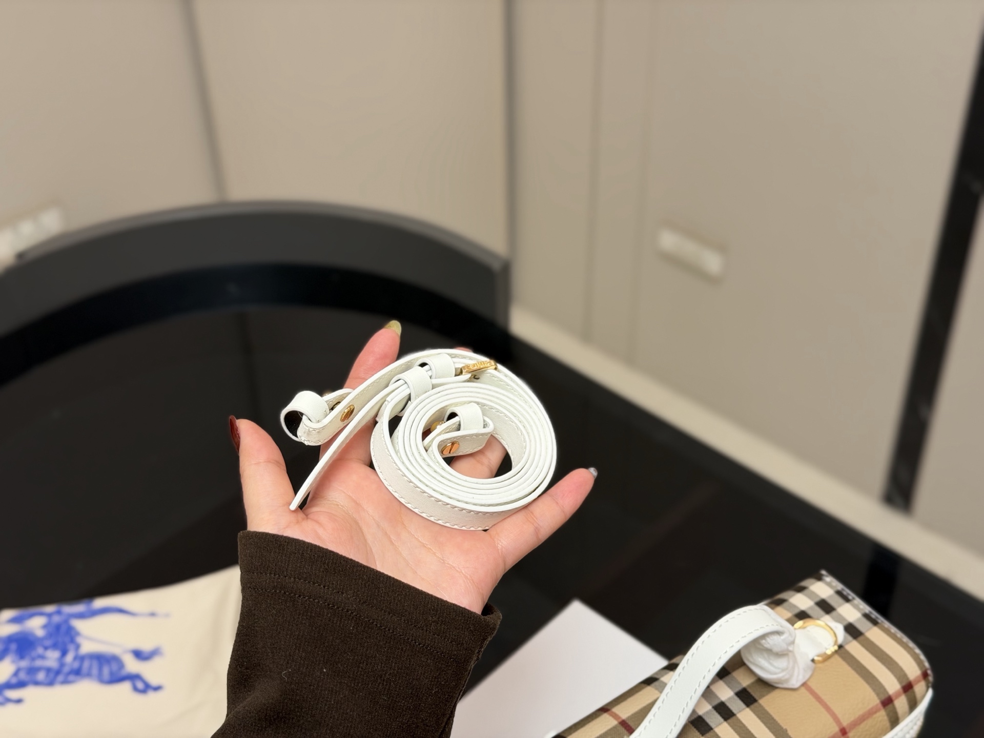 ¥170 配盒 size:20(底宽)*14cm(高) 巴宝莉LP小盒子包 性价比超高的一只格纹小盒子 真的好可爱呀 可甜可盐太可爱啦! 可以手拿可以肩背长度刚刚好