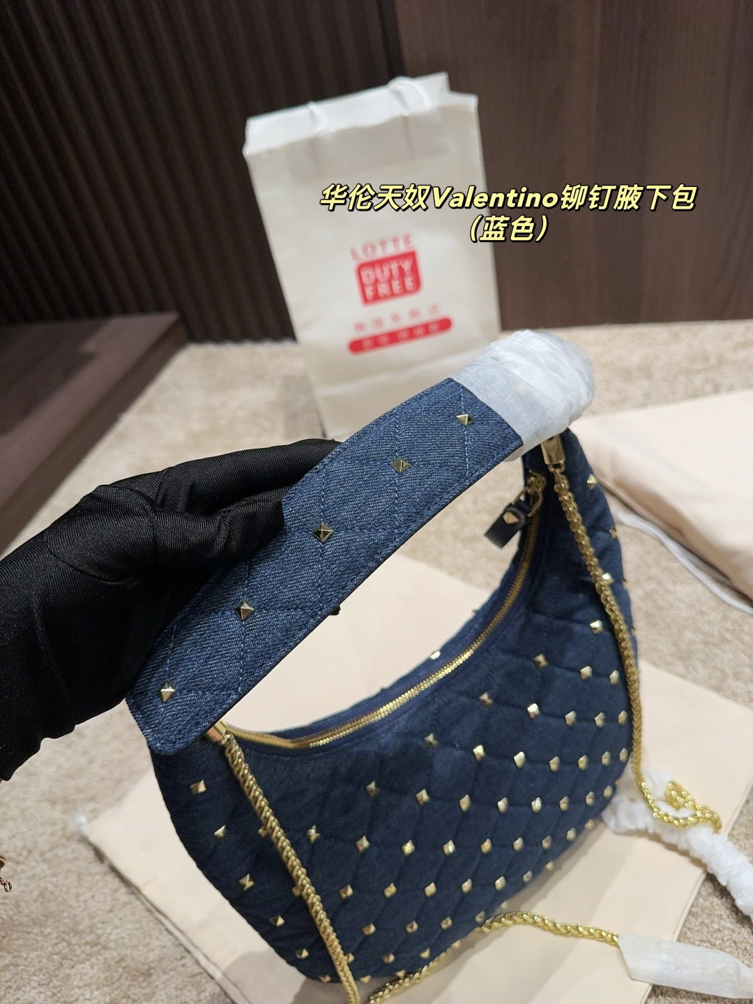 p160配折叠盒⚠️尺寸16.19 华伦天奴Valentino铆钉腋下包 超经典的华伦天奴铆钉包,永不过时的时尚单品!💖每一款都超美,经典百搭,时尚度满分~✨