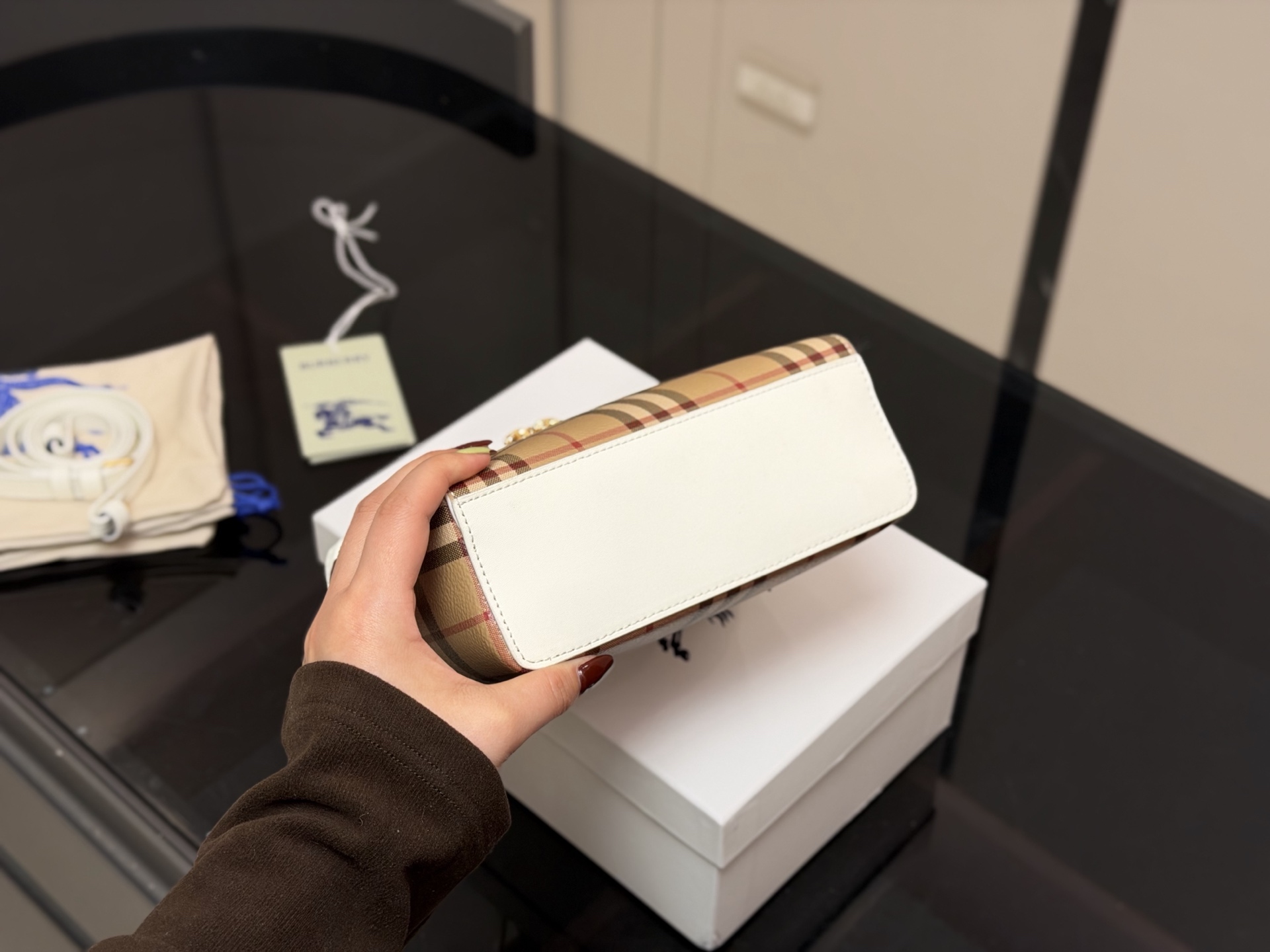 ¥170 配盒 size:20(底宽)*14cm(高) 巴宝莉LP小盒子包 性价比超高的一只格纹小盒子 真的好可爱呀 可甜可盐太可爱啦! 可以手拿可以肩背长度刚刚好