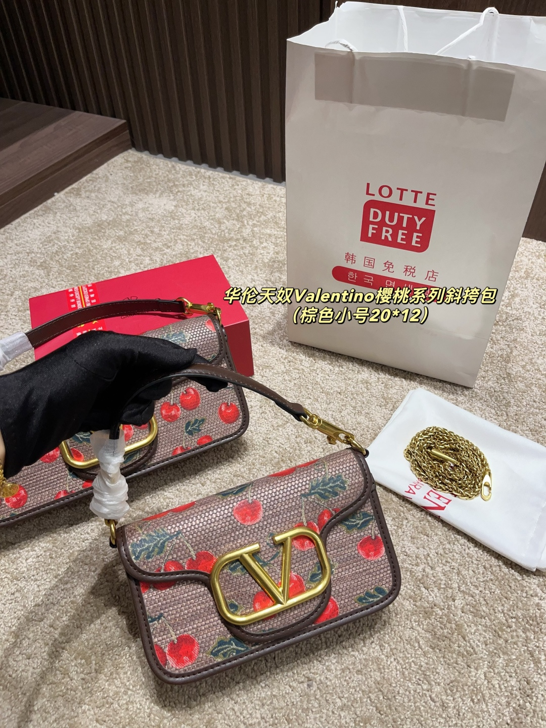 大号p175配盒⚠️尺寸26.12 小号p170配盒⚠️尺寸20.12 华伦天奴Valentino樱桃系列斜挎包 春夏系列 ，丰富的色彩、复杂的图案和多层次的材质，打造出强烈的视觉冲击，Freen轻松驾驭，优雅又性感~传递出春夏季节的浪漫与活力，为品牌注入新的活力！