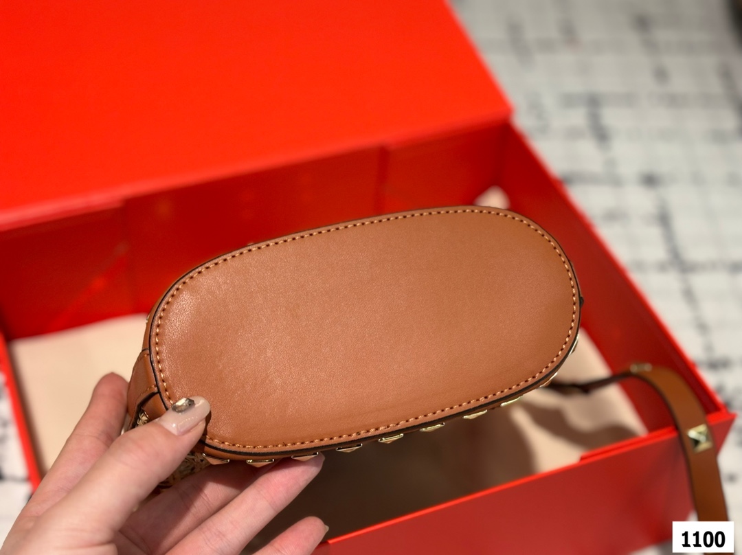 P175 配折叠盒子 Valentino 华伦天奴编织包24春夏浓浓的度假风，却也适合日常觉得这样的包包得有一个，毕竟，海浪、沙滩，没人想拒绝# 尺寸：16 18.5