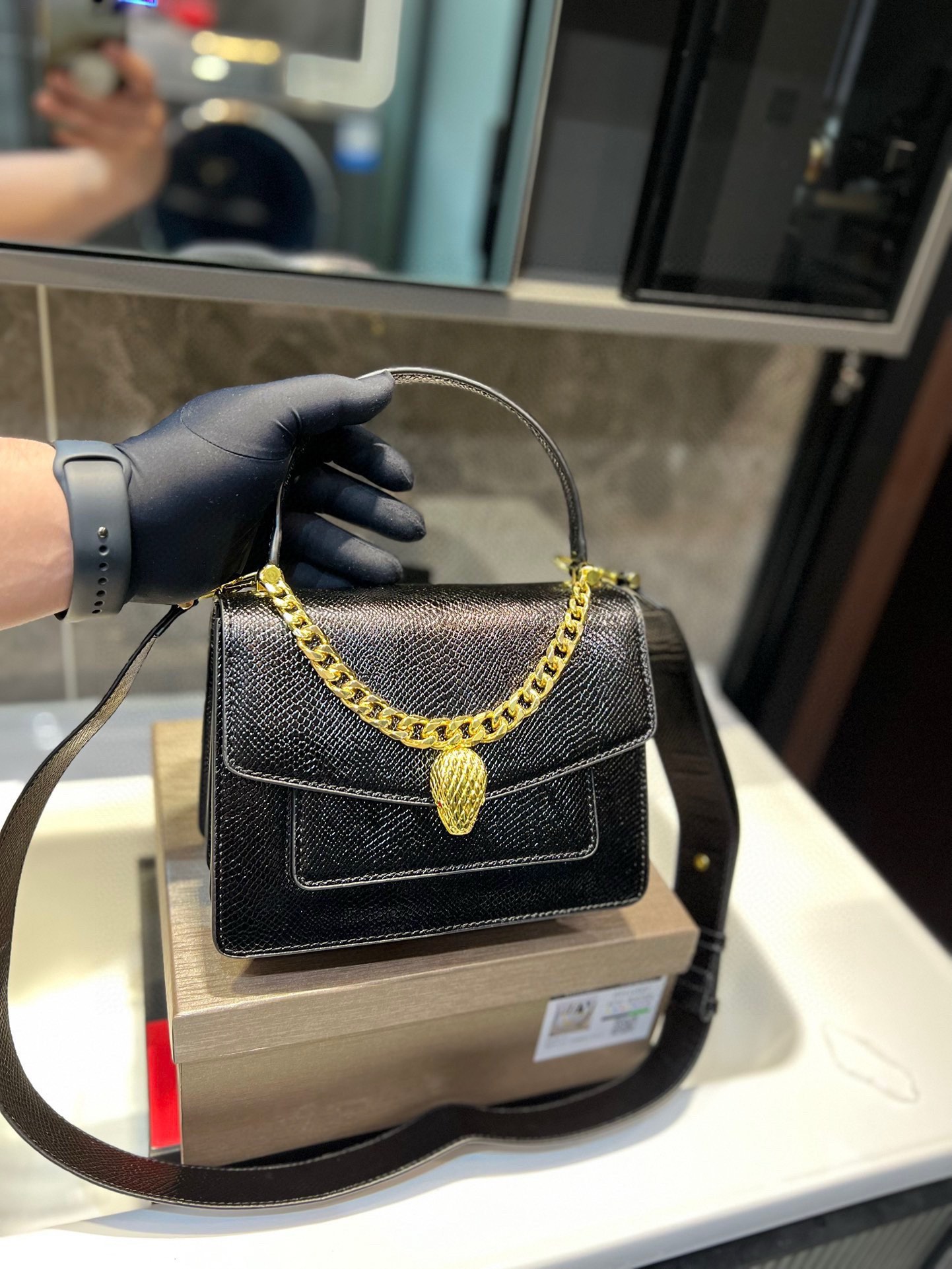 ❤️P155（礼盒包装）❤️ 宝格丽劲爆款！众多明星同款，包包小巧圆润饱满，标志性的蛇头扣点缀玛瑙石，柔软小羊皮包身拿在手里超级有质感，真是气质无敌了，分享给你们，不能我一个人种草！t尺寸：21 18