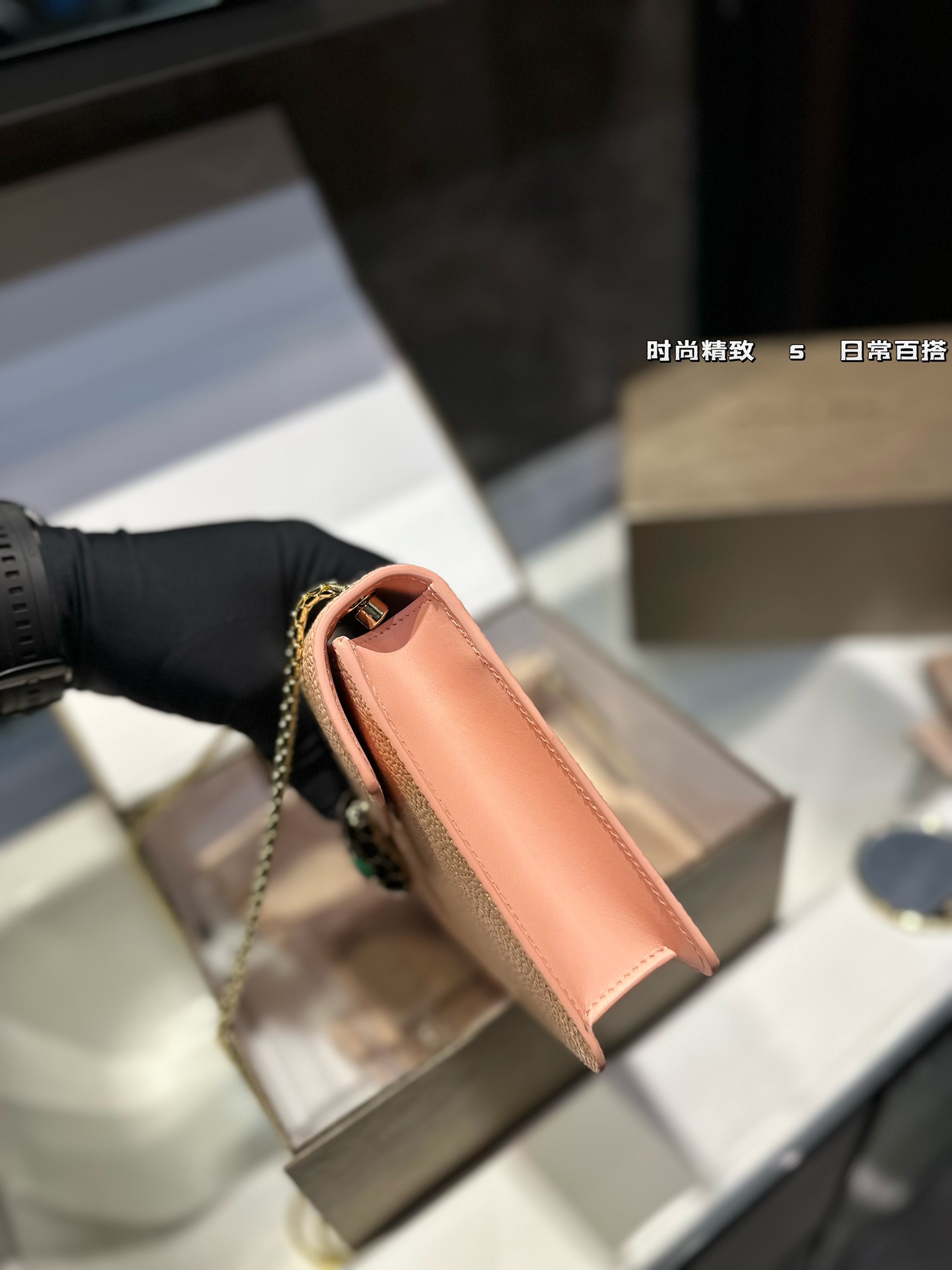 ❤️p200/p200❤️ 宝格丽Bvlgari, 原单品 原单皮质! 原单五金(一定要⚠️链条) 牛皮品质🐂🐂 进口珐琅彩五金扣 好质感巨百搭 一定要⚠️⚠️五金! 尺寸:22*14cm /20cm 还有原版小镜子哦