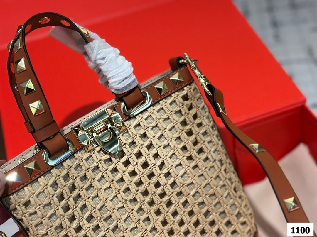 P175 配折叠盒子 Valentino 华伦天奴编织包24春夏浓浓的度假风，却也适合日常觉得这样的包包得有一个，毕竟，海浪、沙滩，没人想拒绝# 尺寸：16 18.5