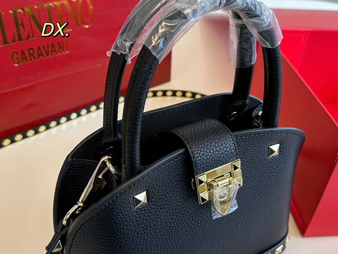 P180(折叠盒) size:21×16 VALENTINO 华伦天奴铆钉贝壳包❤️ 经典贝壳包型配有铆钉点缀✔️好 时尚的同时兼具实用手提功能! 底部铆钉装饰太高级了 细节感满🈵️ 稳重又不失酷帅风格✅