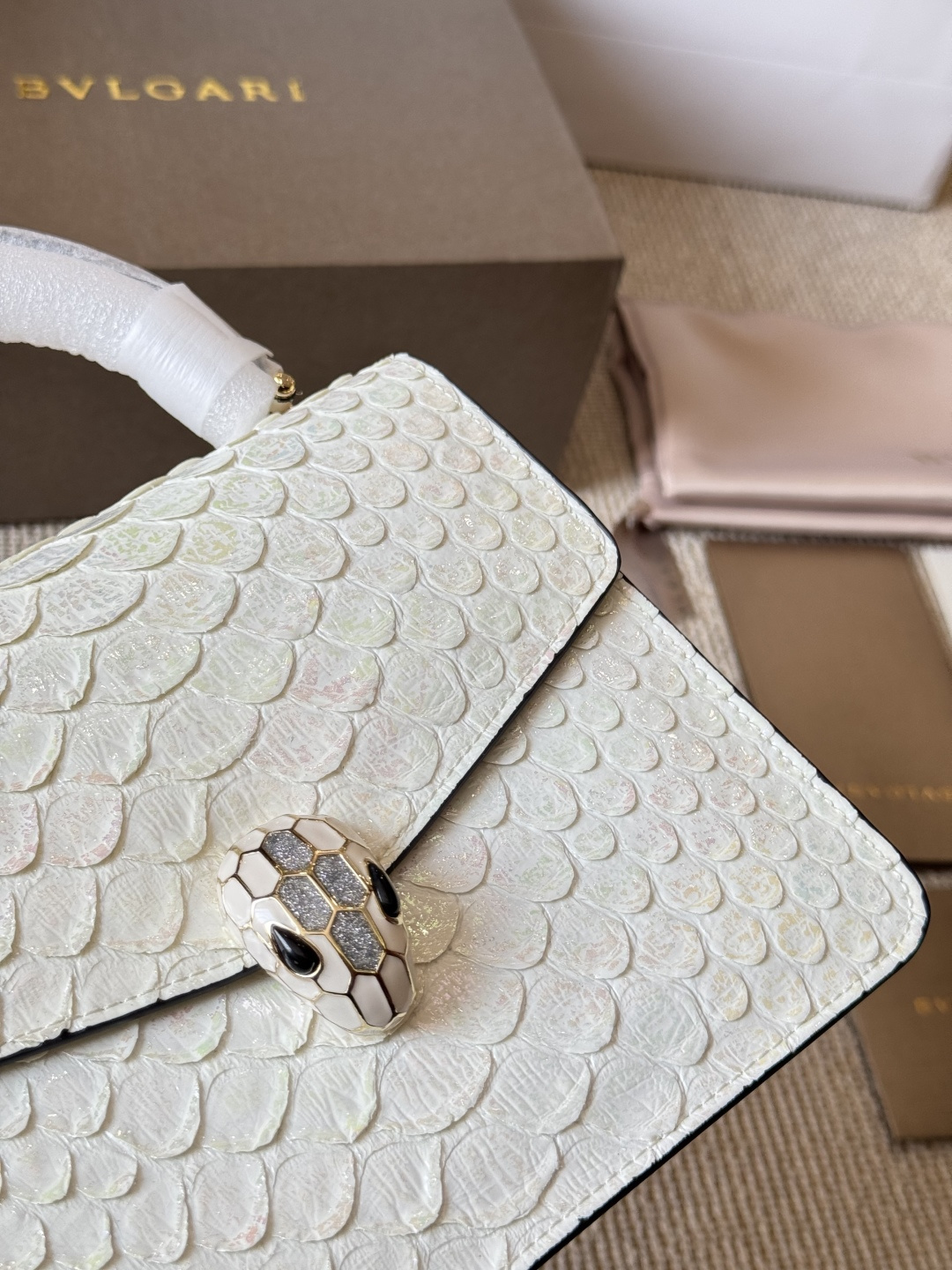 顶级原单 纯牛皮 p285 宝格丽Bvlgari 神仙合作款 Ss24限定系列 撞色新款 原版珐琅蛇头 A爆啦 原单品 Woc风琴包 内里原版隔断 [得意]可单肩可斜挎 万年不过时 专柜对版 彰显高级品味 如果女人衣柜里面没有一款宝格丽就称不上一个完美的女人❤️进口原版珐琅蛇头扣 五金扣好质感巨百搭，质量好到爆棚 版型油边超级牛[得意][得意]细节决定品质[玫瑰]尺寸：20 18cm