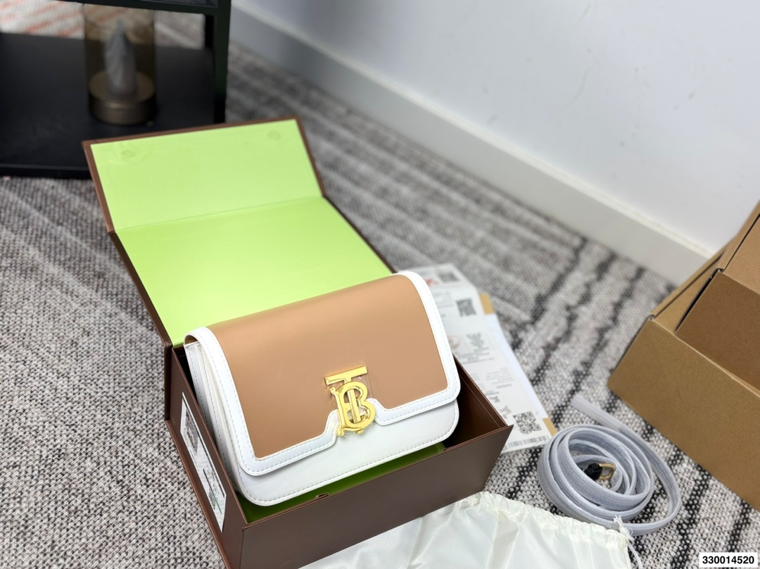 p170 配礼盒 Burberry巴宝莉TB金扣豆腐包 白色超美太适合春夏了 尺寸22.15