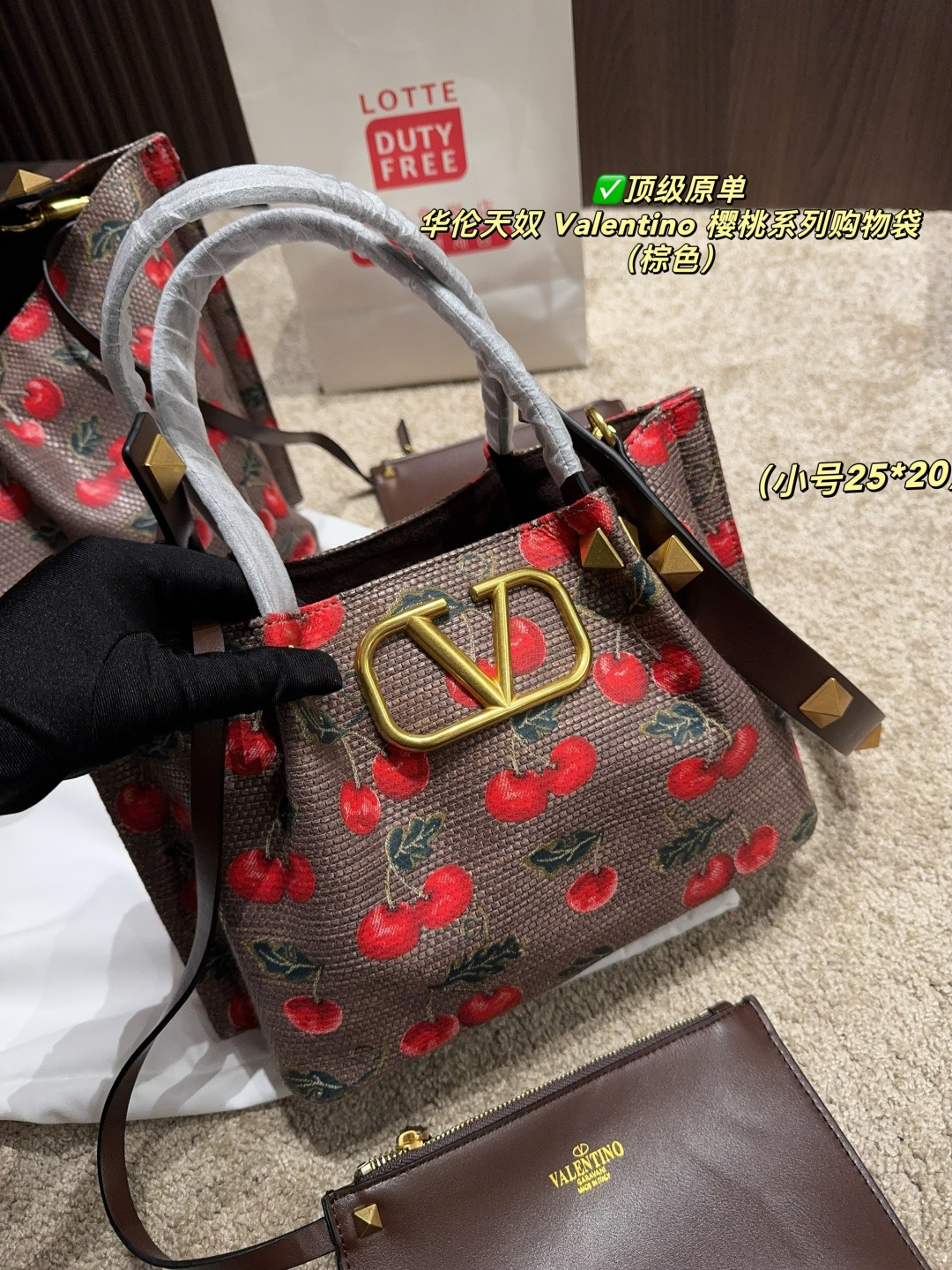 ✅顶级原单 大号p220配盒⚠️尺寸37.23 小号p205配盒⚠️尺寸25.20 华伦天奴 Valentino 樱桃系列购物袋 上面鲜艳欲滴的樱桃搭配墨绿枝叶，复古田园风扑面而来，仿佛一秒穿越到浪漫田园🍃 棕色皮革包边精致得不行，标志性的金属&ldquo;V&rdquo;扣更是吸睛利器，质感瞬间拉满，高级感爆棚✨这包包超百搭，搭小裙子，甜美气质尽显；配休闲装，又能展现酷帅一面，分分钟点亮整体造型。背它出门，你就是人见人爱的甜酷女孩