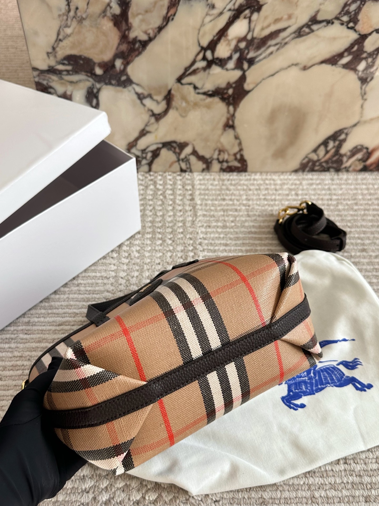 p190 双面tote Burberry家最新格纹迷你托特包，选用棉质帆布面料打造，格子面料搭配光滑皮革顶部提柄，有可调式斜背带。 顶部皮革提柄 可调式网纹肩背带开放式包口设计，搭配磁扣开合内侧口袋采用磁扣开合 尺寸 22 18cm 配盒