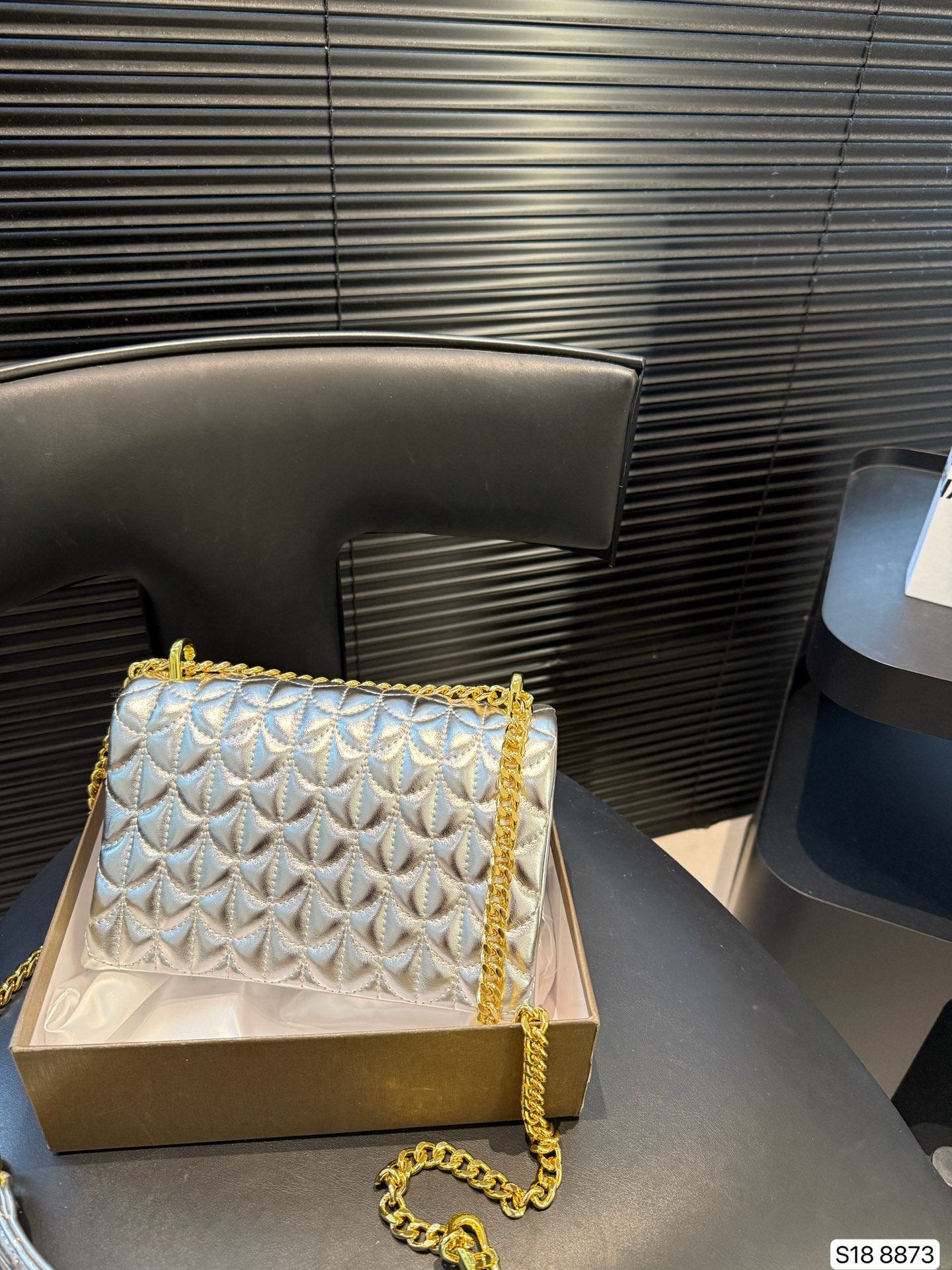 P140 配盒子 只有宝格丽可以把珠宝的精致工艺完美地展现在包包上，体现了罗马艺术灵感与珠宝工艺完美结合。包上满是罗马卡拉卡拉的马赛克图案，也就是我们通常所说的扇子。宝格丽高识别度包包，适合平时和特别场合背，又不会轻易撞包。 尺寸21 14 货号8873