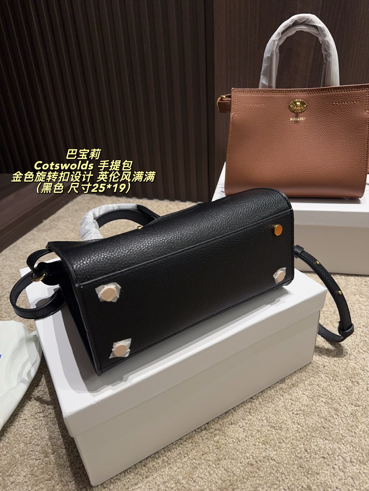 P220配盒⚠️尺寸25*19 Burberry 巴宝莉Cotswolds 手提包 采用粒面小牛皮，质感细腻耐用，低调奢华。金色旋转扣设计，英伦风满满，简约又精致。包身轻盈，容量适中，通勤或出行都很实用。内部空问合理，日常物品轻松收纳。黑色款百搭，适合多种穿搭，是实用与时尚兼具的经典之选的。