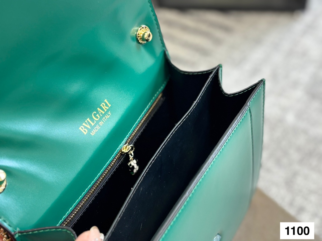 P135 礼盒🎁 宝格丽Bvlgari 神仙合作款 Ss24限定系列 撞色新款 原版珐琅蛇头 A爆啦 原单品 Woc风琴包 内里原版隔断 [得意]可单肩可斜挎 万年不过时 专柜对版 彰显高级品味 如果女人衣柜里面没有一款宝格丽就称不上一个完美的女人❤️进口原版珐琅蛇头扣 五金扣好质感巨百搭，质量好到爆棚 版型油边超级牛[得意][得意]细节决定品质[玫瑰]尺寸：23 18cm