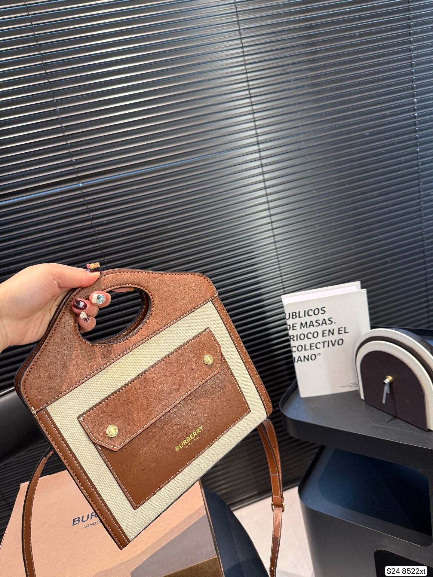 P170 配折叠盒 这款包包算是Burberry家的爆款啦‼️白棕双拼,满满的复古文艺风,又有一种优雅的高级感,更是时尚达人明星街拍的常客了~ 尺寸23 22 货号8522