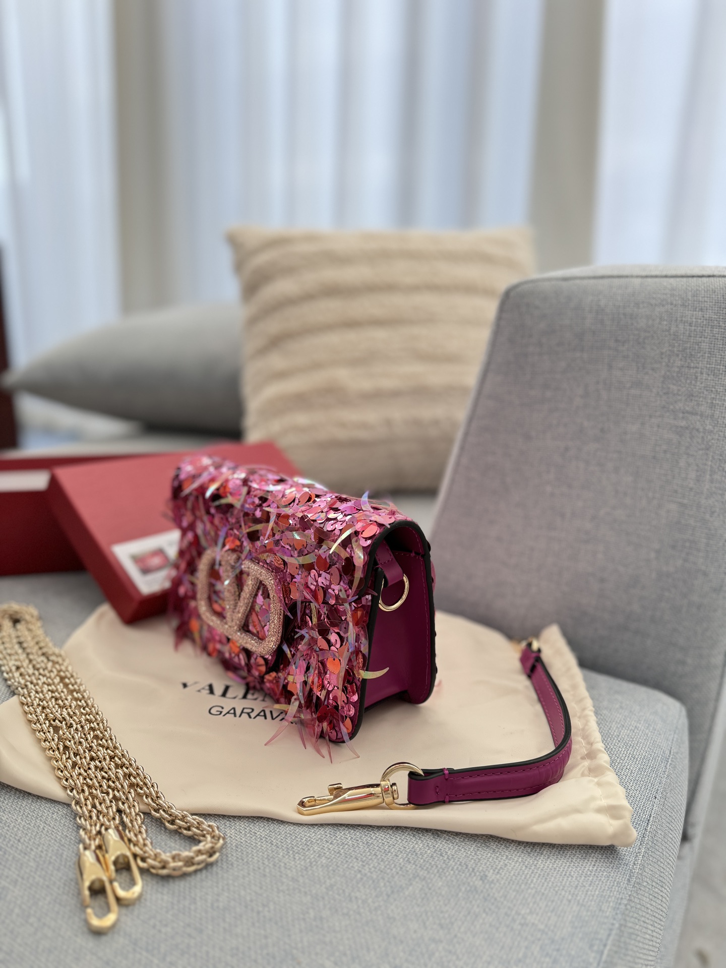 P420 配盒🎀 size：22&times;14 Valentino华伦天奴 亮片 链条包 手提单肩斜挎包 华伦天奴 Loco亮片单肩包上身效果很惊艳，高级又不刻板美尽在其中，神秘有灵气的小性感 出席宴会晚会之类时一定要选择亮闪闪