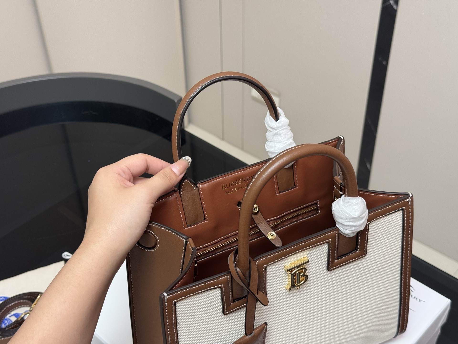 &yen;195 配盒 牛皮 size：27*21cm 巴宝莉 Frances 帆布拼皮 非常Chic！ 自带vintage气质！ BurberryFrances包美是一种态度，我们要活成最好的样子！