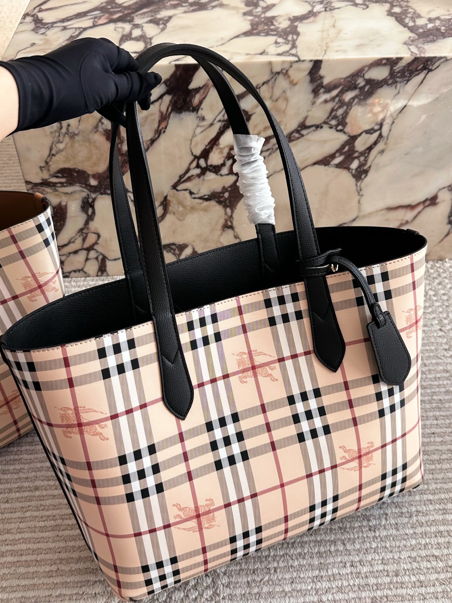 p150 Burberry巴宝莉经典款双面托特包 Burberry巴宝莉双面tote托特包,最喜欢的托特包~ 经典格纹和黑色两面都可以使用,上 身给人简约利落的感觉 一年四季都能背,百搭又耐看,最主要是非常实用~ 容量超大,短途旅行、上 班上学用来放书或者资料都OK台还可以用来当妈咪包哦 自己配个内胆东西就可以归类,方便拿东西还安全! 35cm无盒