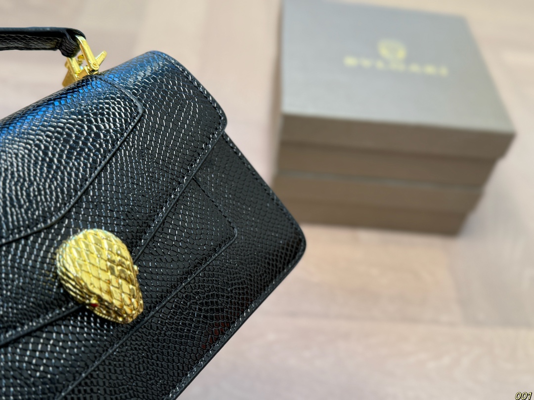 ¥130配盒 宝格丽 Bvlgari蛇头包 ⚠️顶级原单 不愧是开挂般的存在 包身轻便 百搭 给予满满的高级感 尺寸19 12