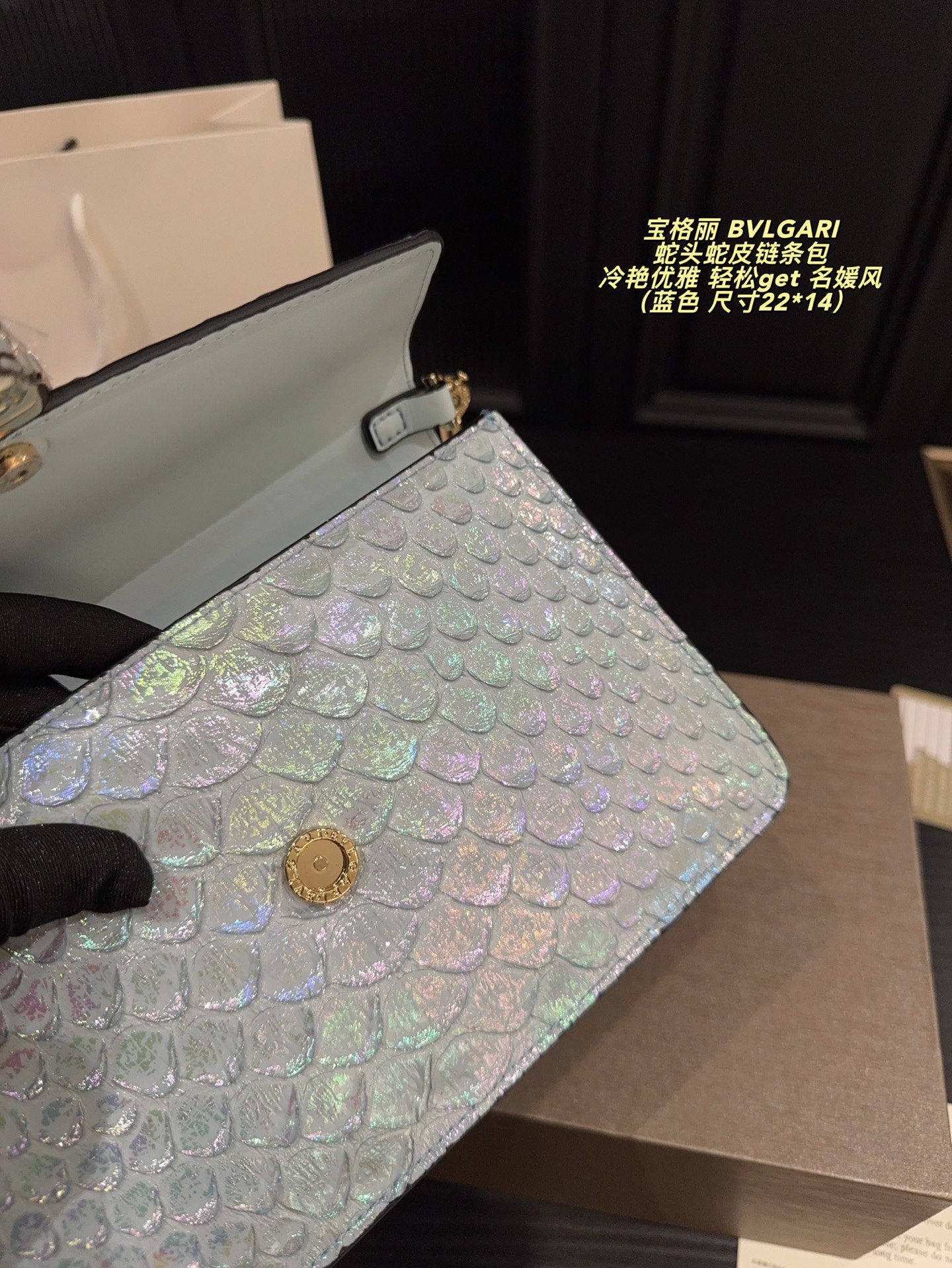 P215 配折叠盒⚠️尺寸22*14 宝格丽 BVLGARI 蛇头蛇皮链条包 冷艳优雅 女神都爱背的宝格丽蛇头包 轻松get 名媛风 包包实物材质细节做的很有质感 蛇头锁扣是珐琅材质 搭配的宝石拼色给整只包增添了神秘高级感