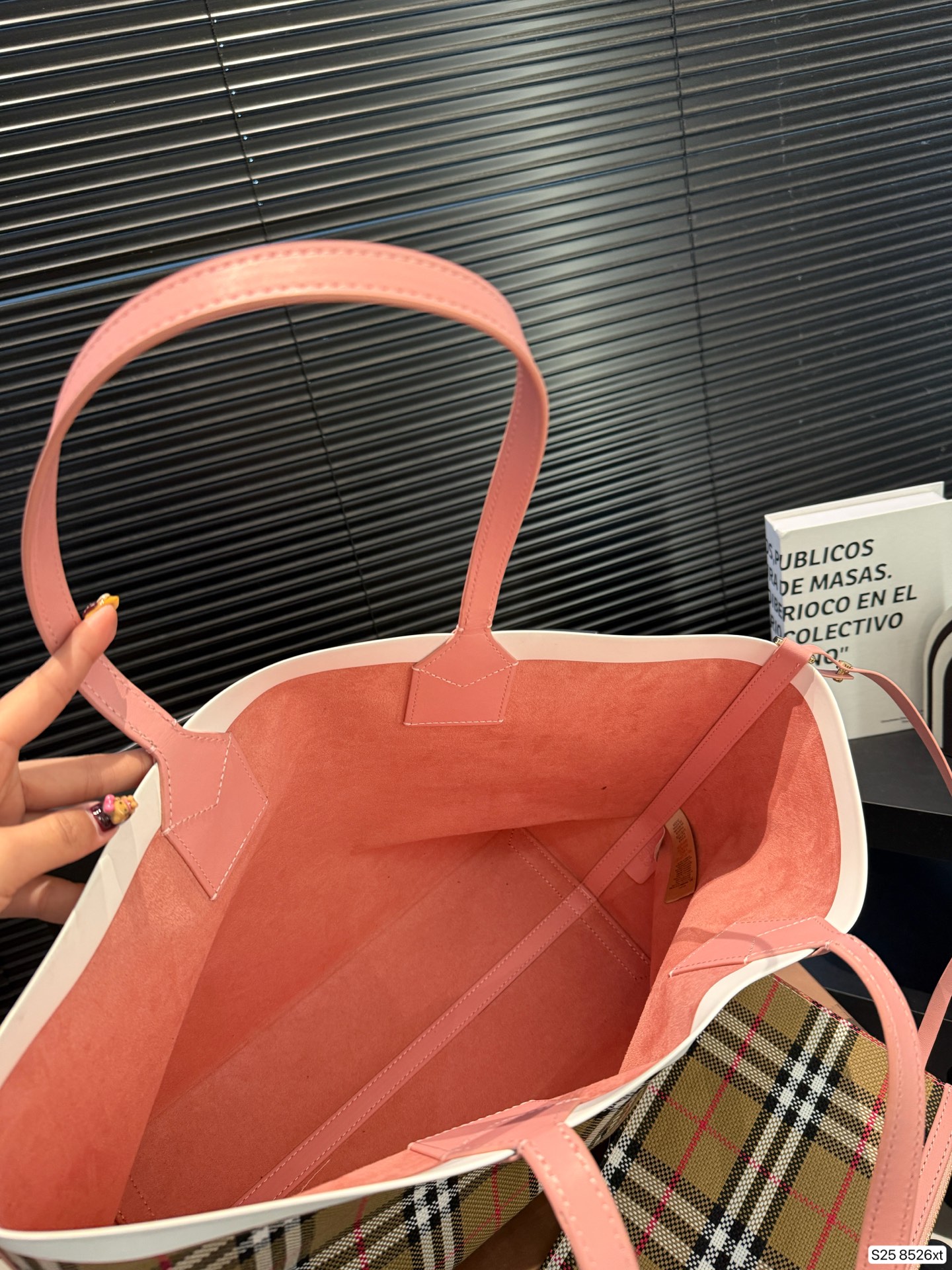 P175 配盒子Burberry 经典格纹包包 这样的经典格纹，就算没有logo，也能够一眼辨别出来它是Burberry！ 高级感真是无法拒绝 超大容量的托特包耐用又能装～ 尺寸34 29 货号8526