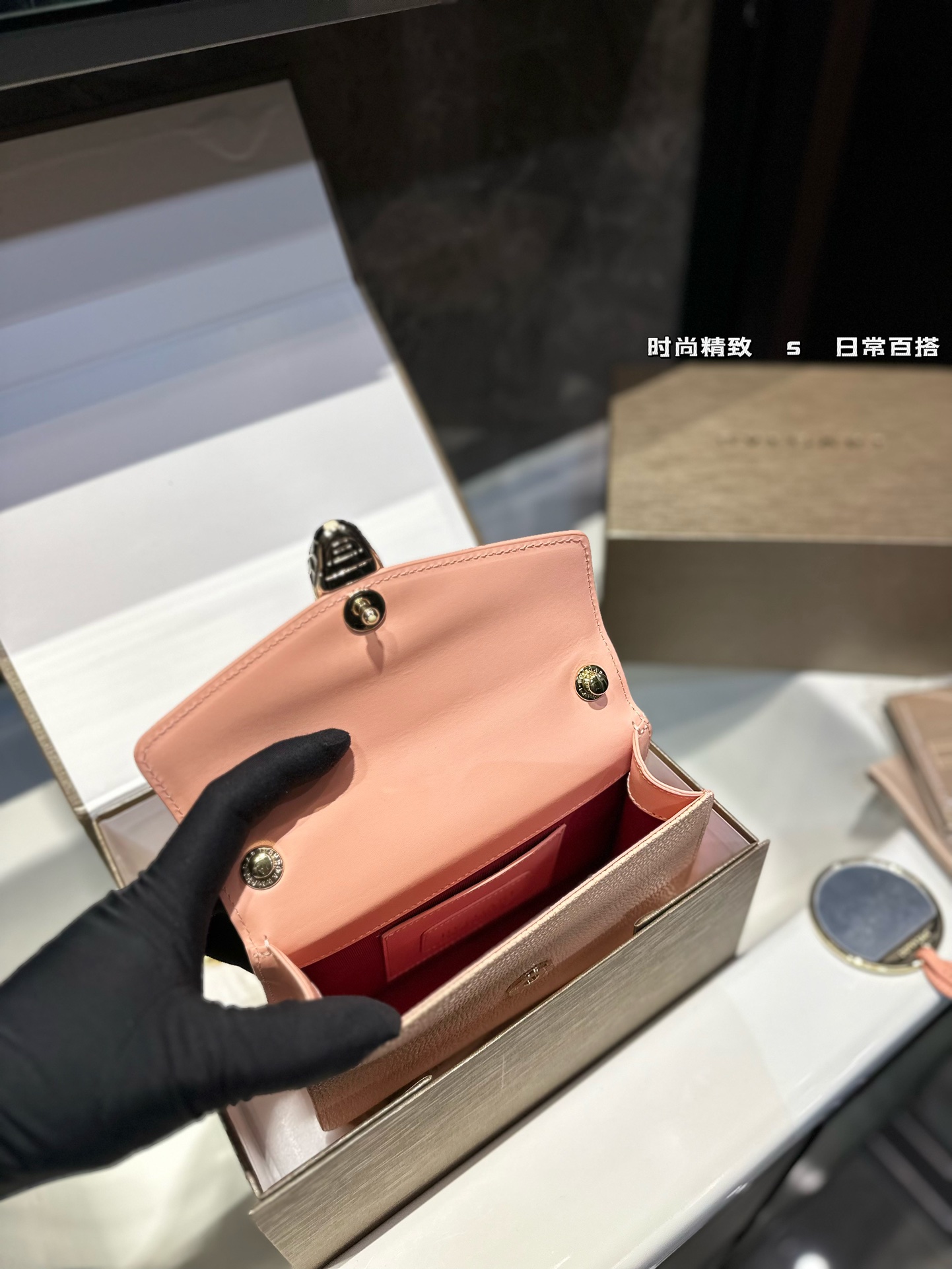 ❤️p200/p200❤️ 宝格丽Bvlgari, 原单品 原单皮质! 原单五金(一定要⚠️链条) 牛皮品质🐂🐂 进口珐琅彩五金扣 好质感巨百搭 一定要⚠️⚠️五金! 尺寸:22*14cm /20cm 还有原版小镜子哦