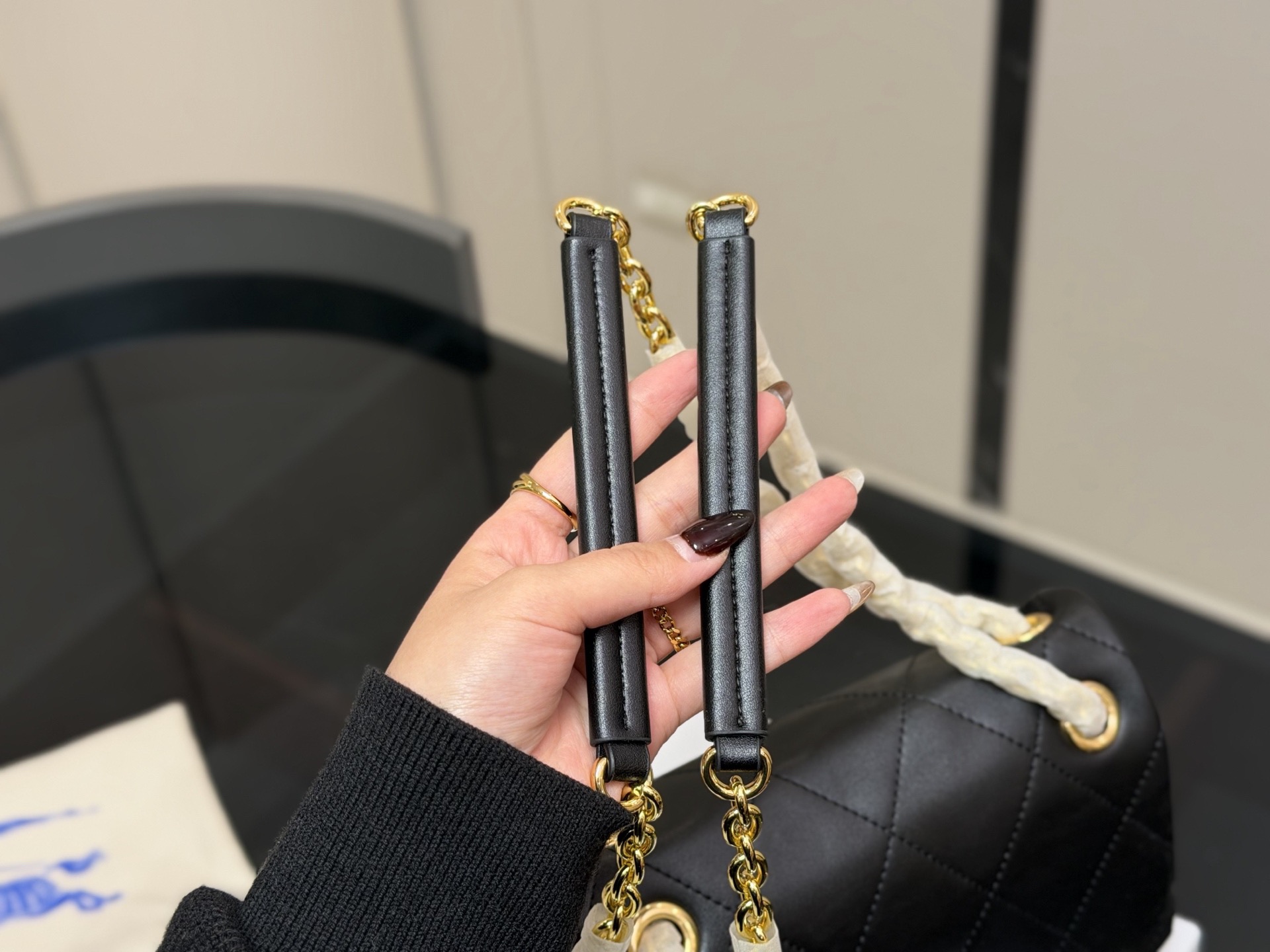 &yen;190 配盒 size：23*17cm 巴宝莉Lola 新品链条包 皮质加上珩缝工艺 写满了高级！ 和我的基础款怎么搭都好看！