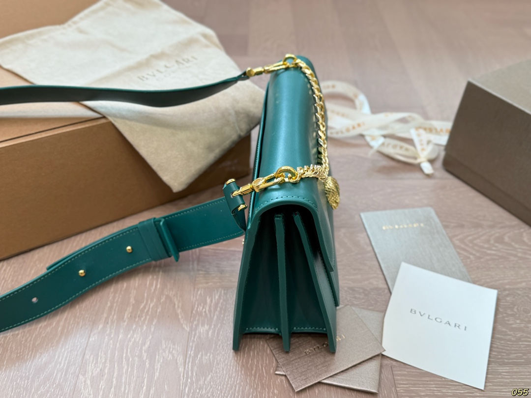 &yen;210飞机盒 宝格丽 Bvlgari蛇头包 ⚠️顶级原单 不愧是开挂般的存在 包身轻便 百搭 给予满满的高级感 尺寸25 17