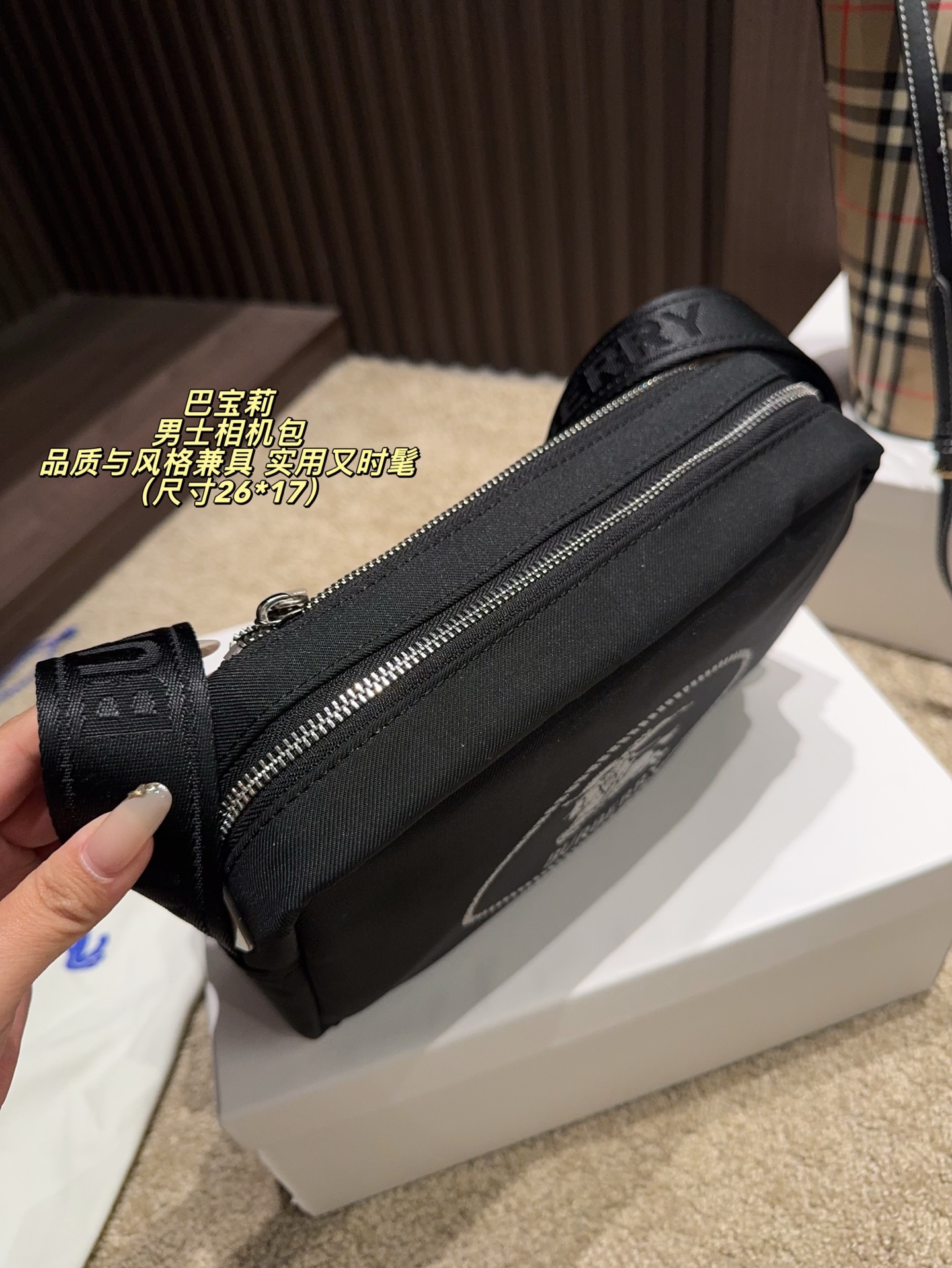 P160配盒⚠️尺寸26*17 Burberry 巴宝莉 男士相机包 黑色尼龙材质＋战马刺绣，英伦风满满！双隔层设计，收纳超方便。肩带可调节，斜挎or手提都OK，通勤、旅行都能轻松驾驱。尼龙轻便耐用，日常出门无压力，实用又时髦，是Burberry经典系列，品质与风格兼具，超适合追求质感的你！