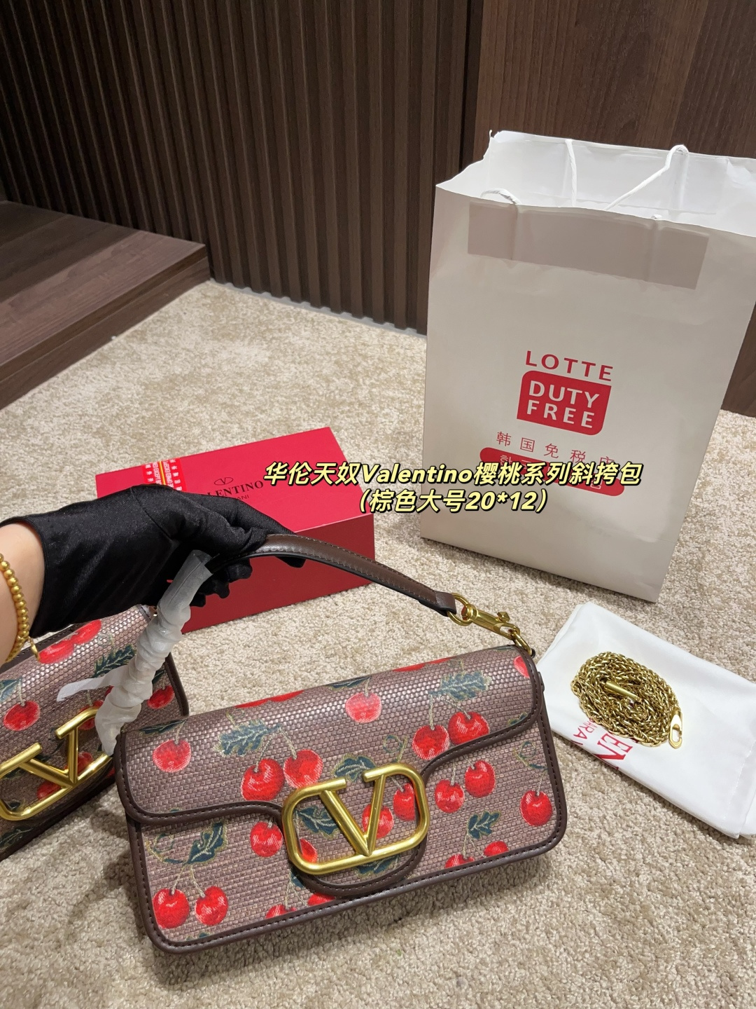 大号p175配盒⚠️尺寸26.12 小号p170配盒⚠️尺寸20.12 华伦天奴Valentino樱桃系列斜挎包 春夏系列 ，丰富的色彩、复杂的图案和多层次的材质，打造出强烈的视觉冲击，Freen轻松驾驭，优雅又性感~传递出春夏季节的浪漫与活力，为品牌注入新的活力！