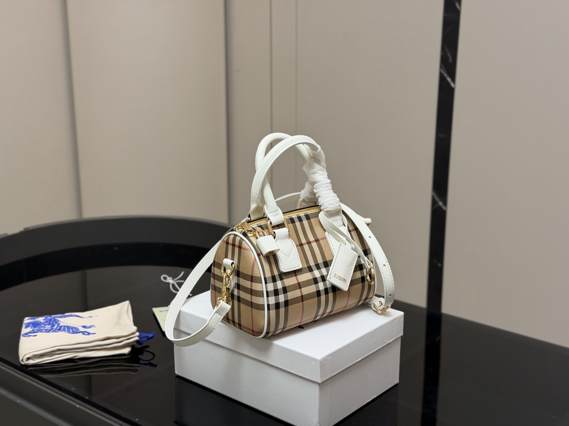 ¥160 配盒 size:20.13cm 巴宝莉|敲可爱的枕头包~ 多配色、手提斜挎随心搭配~