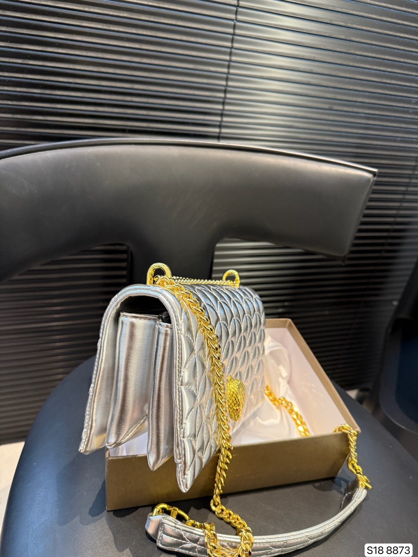 P140 配盒子 只有宝格丽可以把珠宝的精致工艺完美地展现在包包上，体现了罗马艺术灵感与珠宝工艺完美结合。包上满是罗马卡拉卡拉的马赛克图案，也就是我们通常所说的扇子。宝格丽高识别度包包，适合平时和特别场合背，又不会轻易撞包。 尺寸21 14 货号8873