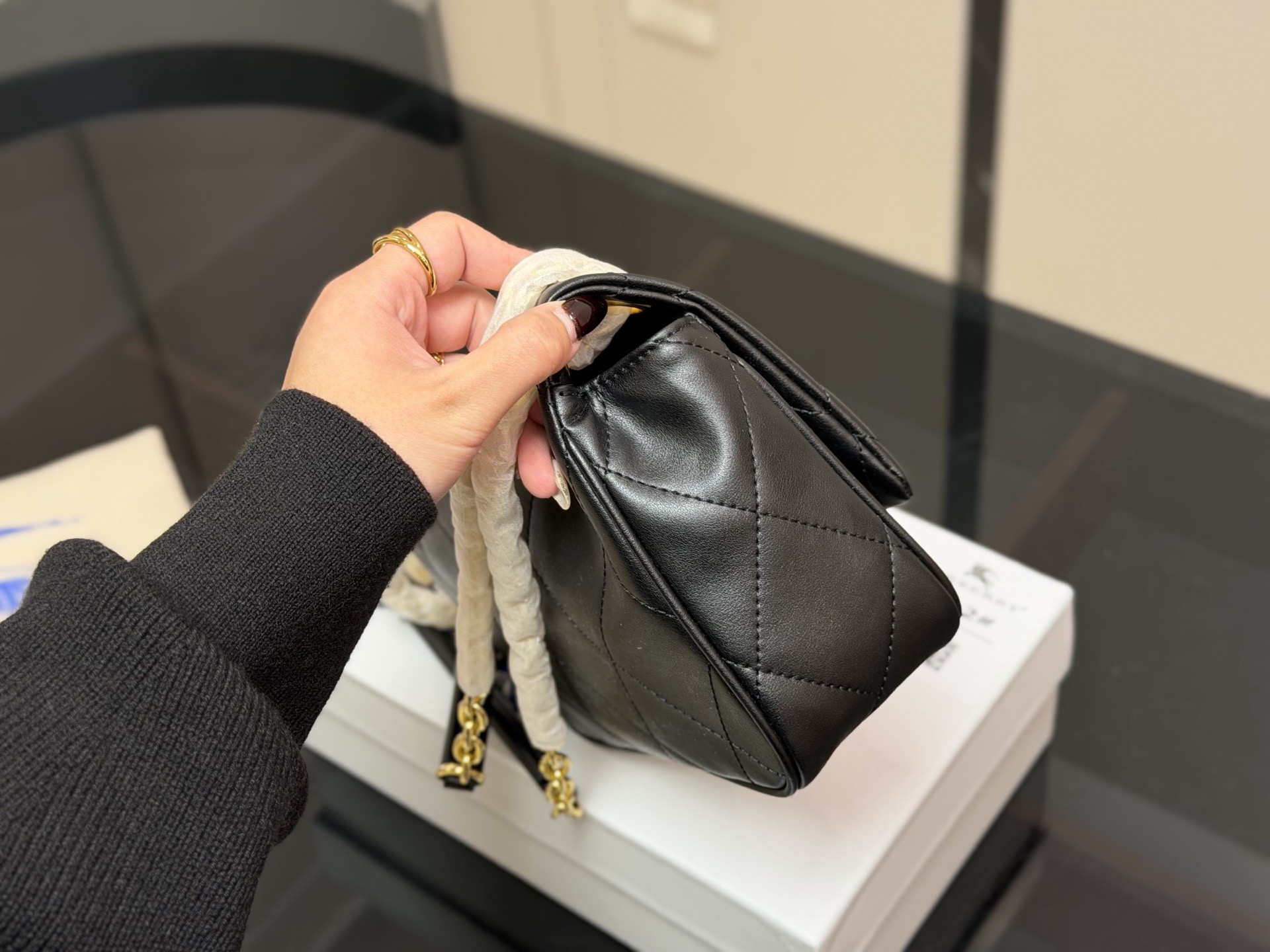 &yen;190 配盒 size：23*17cm 巴宝莉Lola 新品链条包 皮质加上珩缝工艺 写满了高级！ 和我的基础款怎么搭都好看！