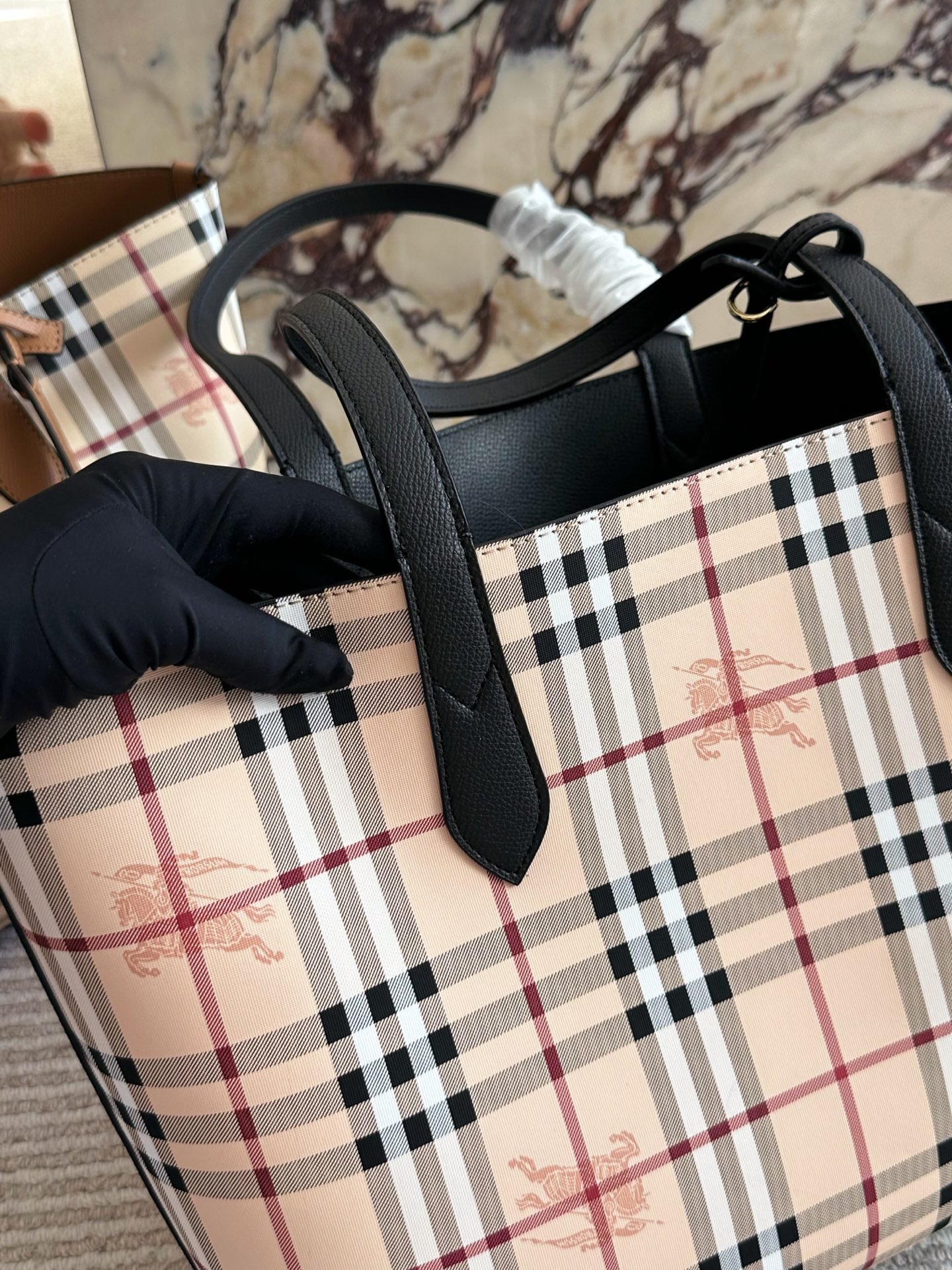 p150 Burberry巴宝莉经典款双面托特包 Burberry巴宝莉双面tote托特包,最喜欢的托特包~ 经典格纹和黑色两面都可以使用,上 身给人简约利落的感觉 一年四季都能背,百搭又耐看,最主要是非常实用~ 容量超大,短途旅行、上 班上学用来放书或者资料都OK台还可以用来当妈咪包哦 自己配个内胆东西就可以归类,方便拿东西还安全! 35cm无盒