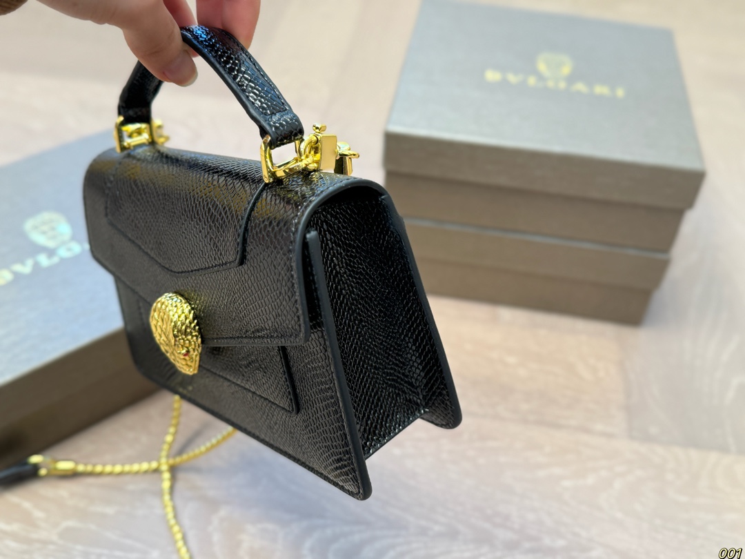 ¥130配盒 宝格丽 Bvlgari蛇头包 ⚠️顶级原单 不愧是开挂般的存在 包身轻便 百搭 给予满满的高级感 尺寸19 12