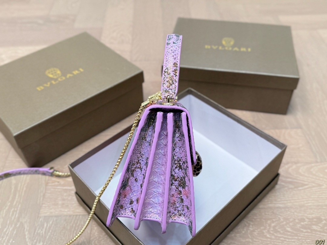 ¥150配盒 宝格丽 Bvlgari蛇头包 ⚠️顶级原单 不愧是开挂般的存在 包身轻便 百搭 给予满满的高级感 尺寸21 16