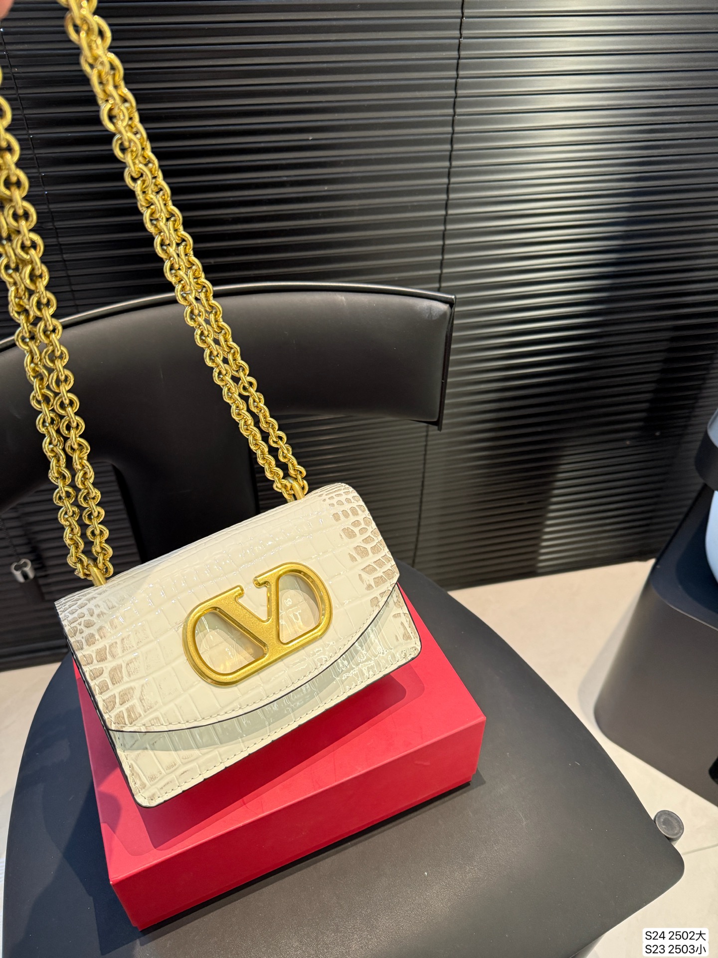 大号P170 小号P165 配折叠盒子 华伦天奴链条包Valentino SS25 Vain系列链条包打造简约复古风尚光面牛皮革触感高级金属吸扣开合方式 珠宝盒般使用感受#华伦天奴valentino #复古 # 尺寸：大号24 15 小号19 12 货号大2502 小2503